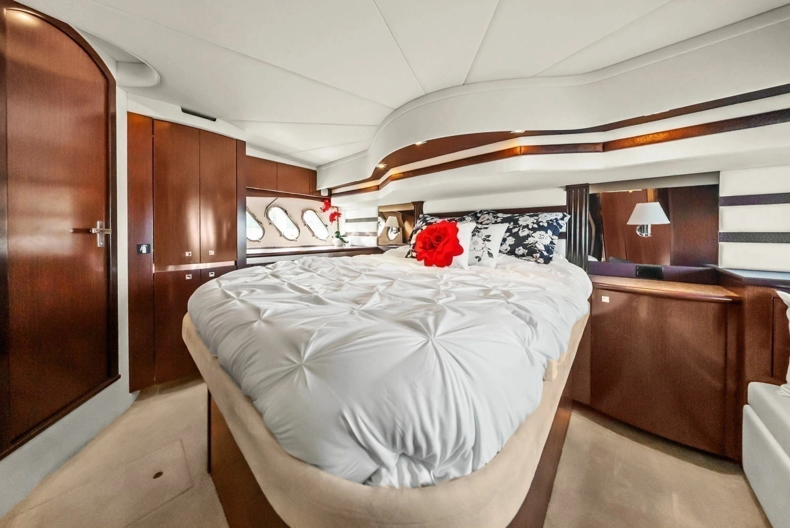 2012 Cruisers Yachts 540 Coupe - Image 19