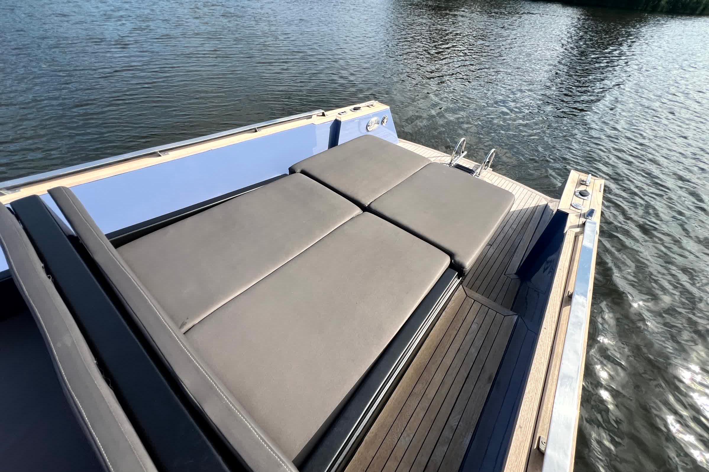 Isloep Rapida 990 boat deck with cushioned seating, 2010 model, on calm water.