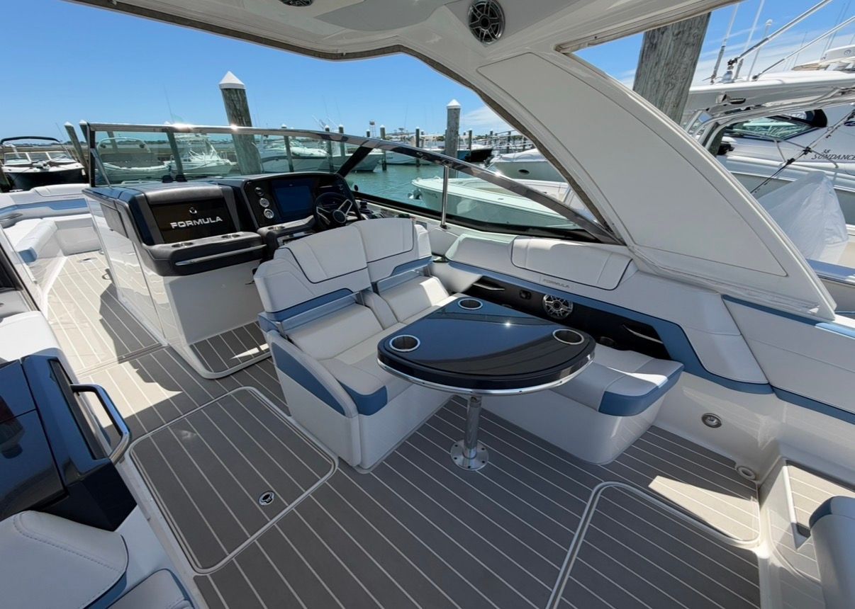 2025 Formula 330 Crossover Bowrider OB - 14
