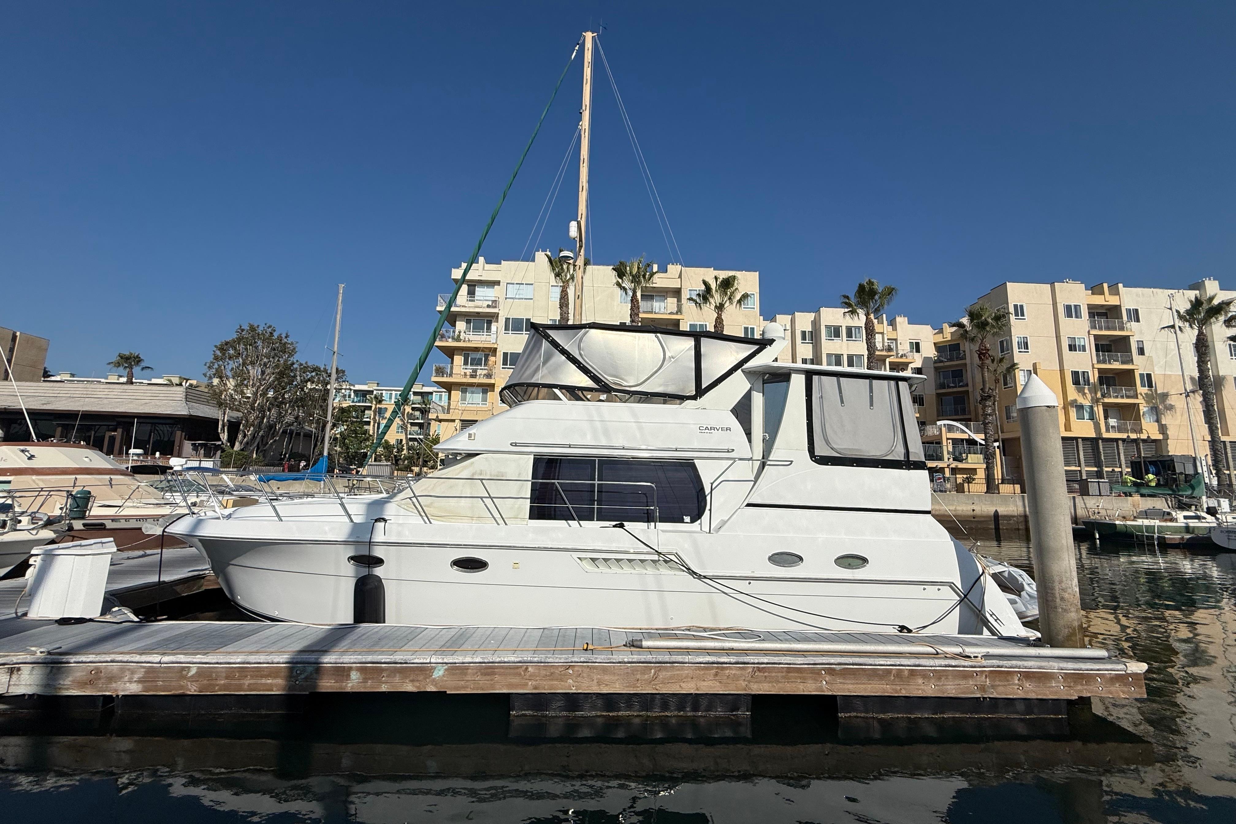 1999 Carver 406 Aft Cabin Motor Yacht