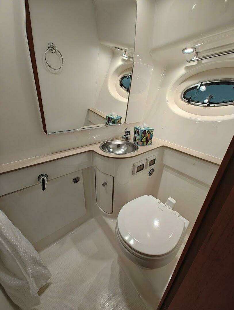 2005 Tiara Yachts 3200 OPEN - Image 19