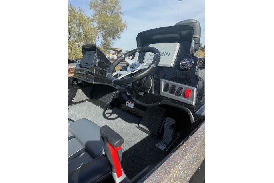 2026 Nitro Z19 XL Pro boat cockpit with steering wheel and Garmin display.
