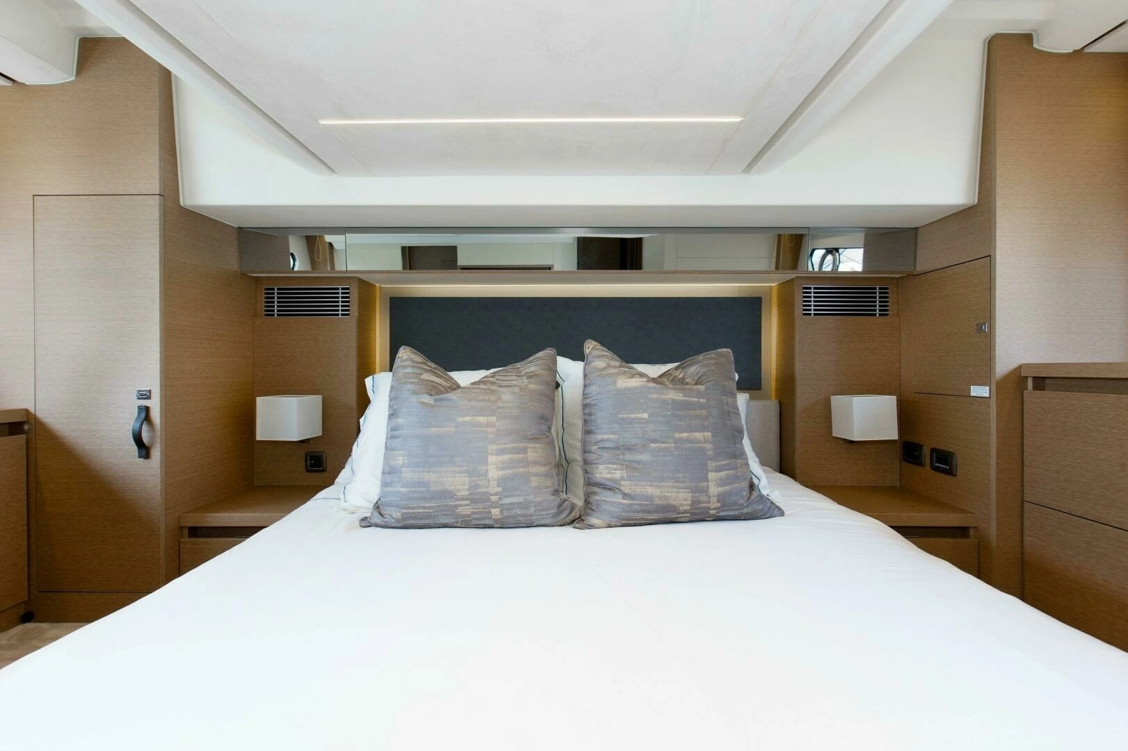 2023 Prestige 460 Flybridge - Image 12