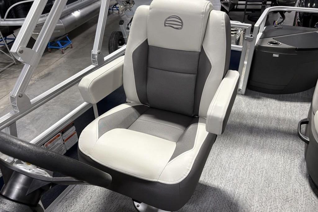 Captain's chair on 2026 Sun Tracker Bass Buggy 18 DLX pontoon boat.