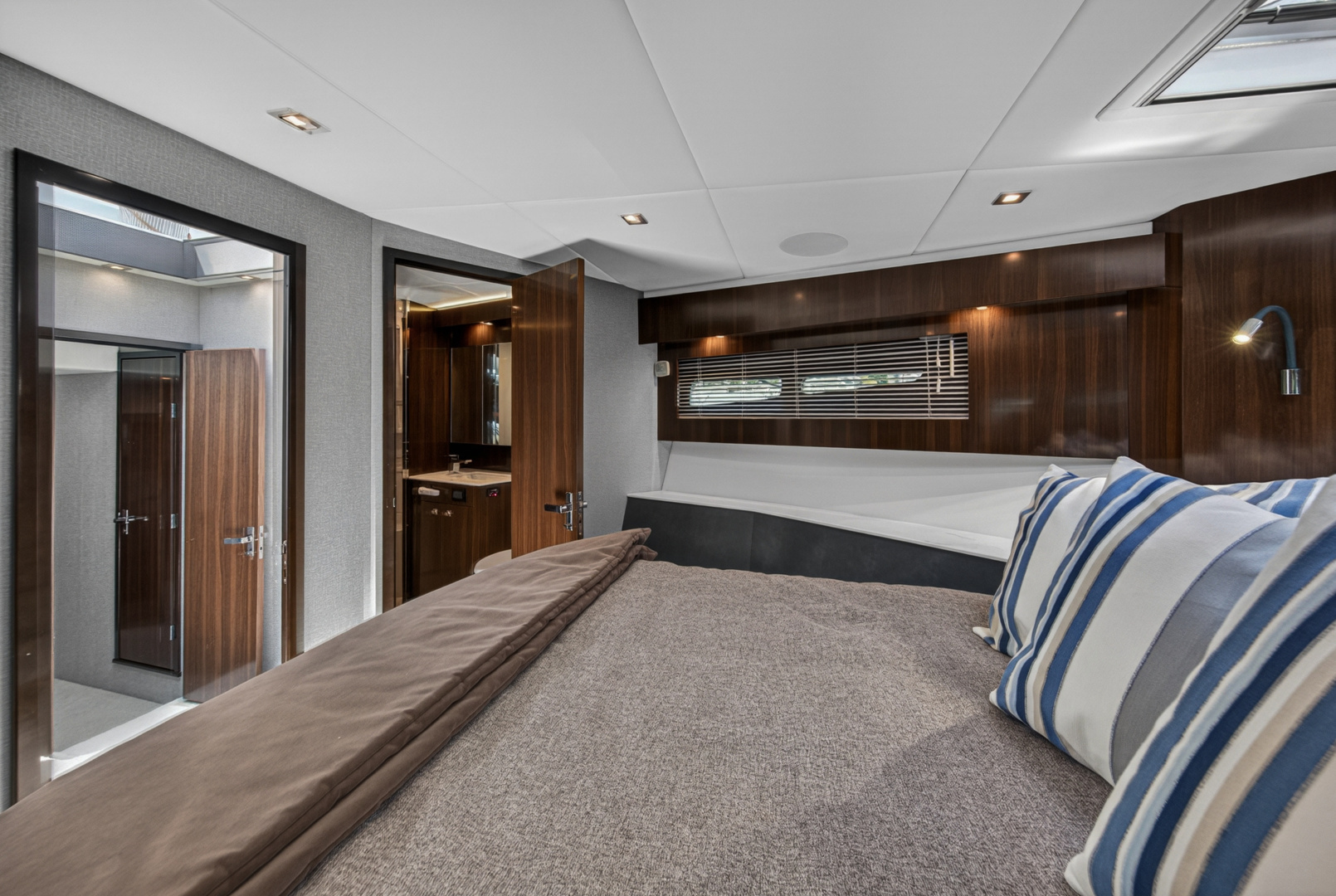 2023 Cruisers Yachts 50 CANTIUS - Image 64