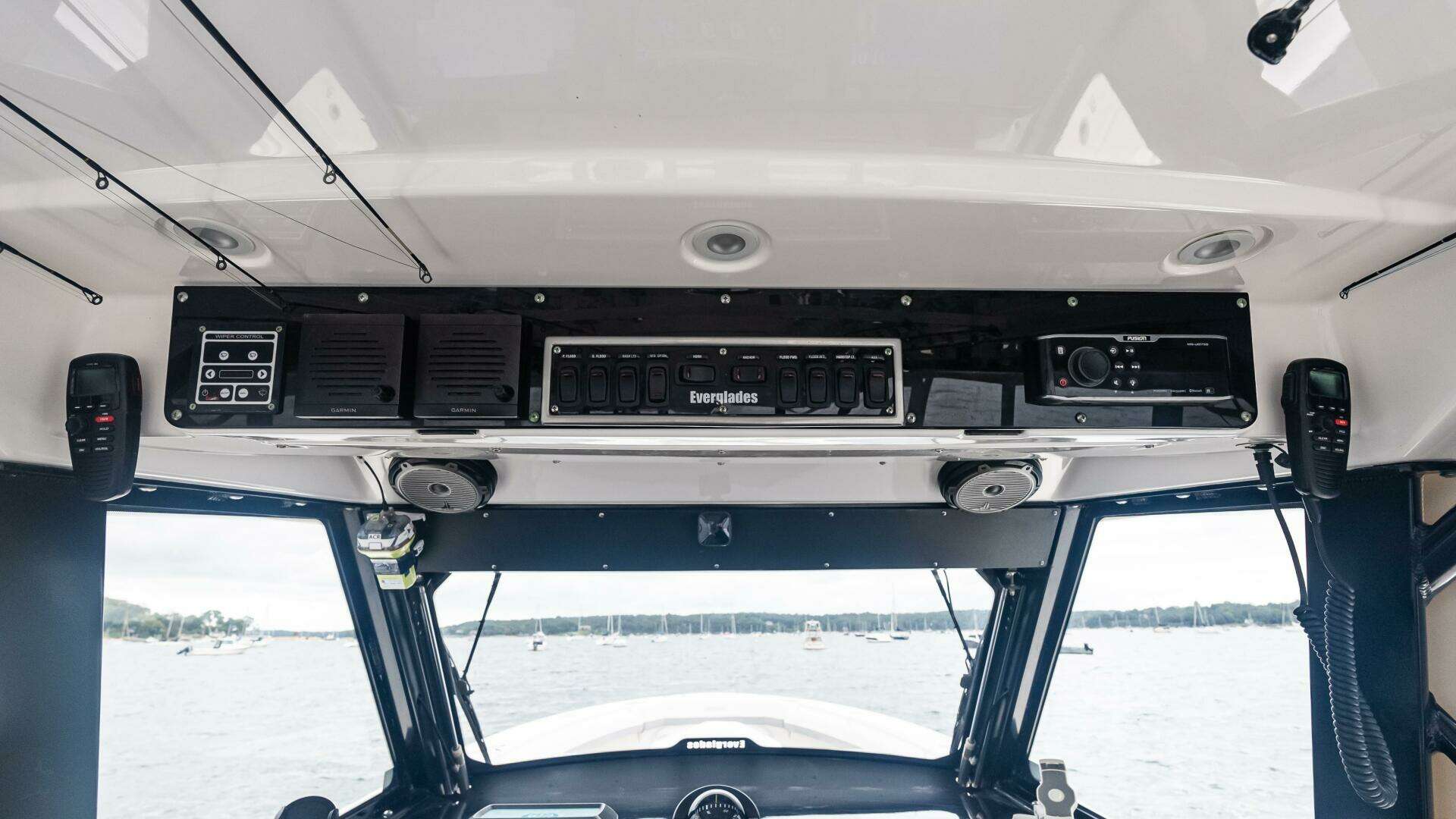 2017 Everglades 435 CC - Image 35