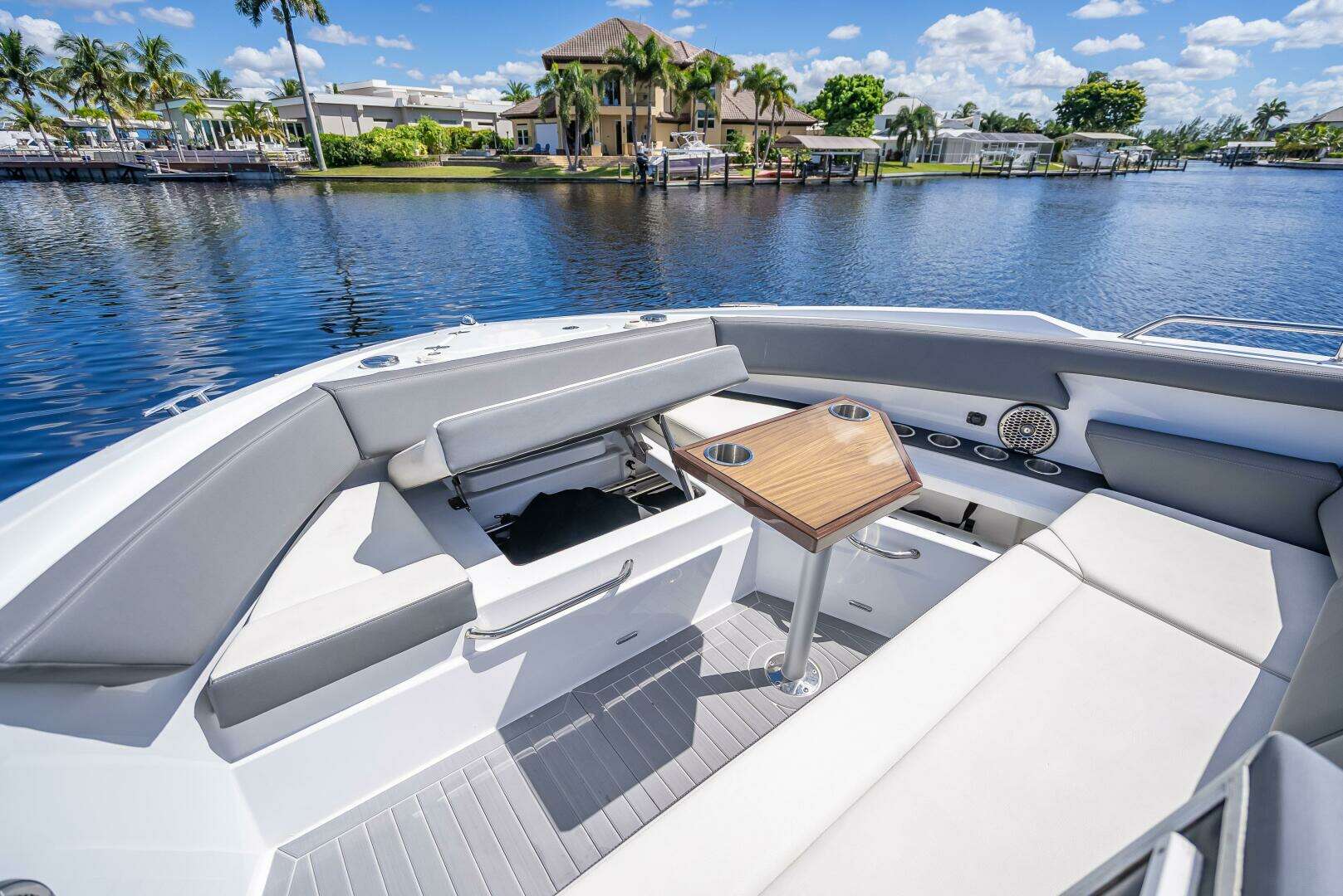 2022 Cruisers Yachts GLS OB - Image 8
