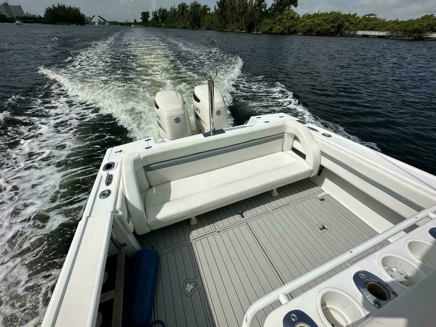 2003 Intrepid 32 - Image 14