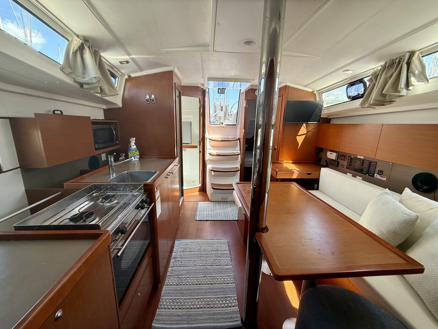 2016 Beneteau 38 - Image 15