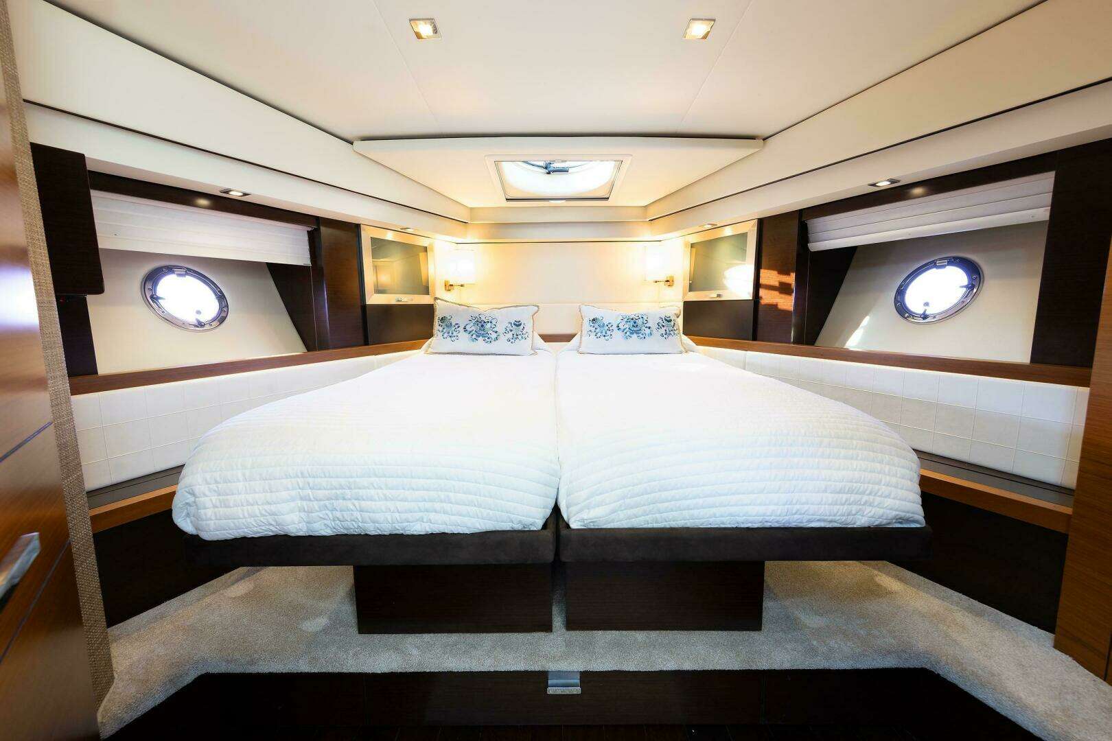 2014 Tiara Yachts 5000 Express - Image 33