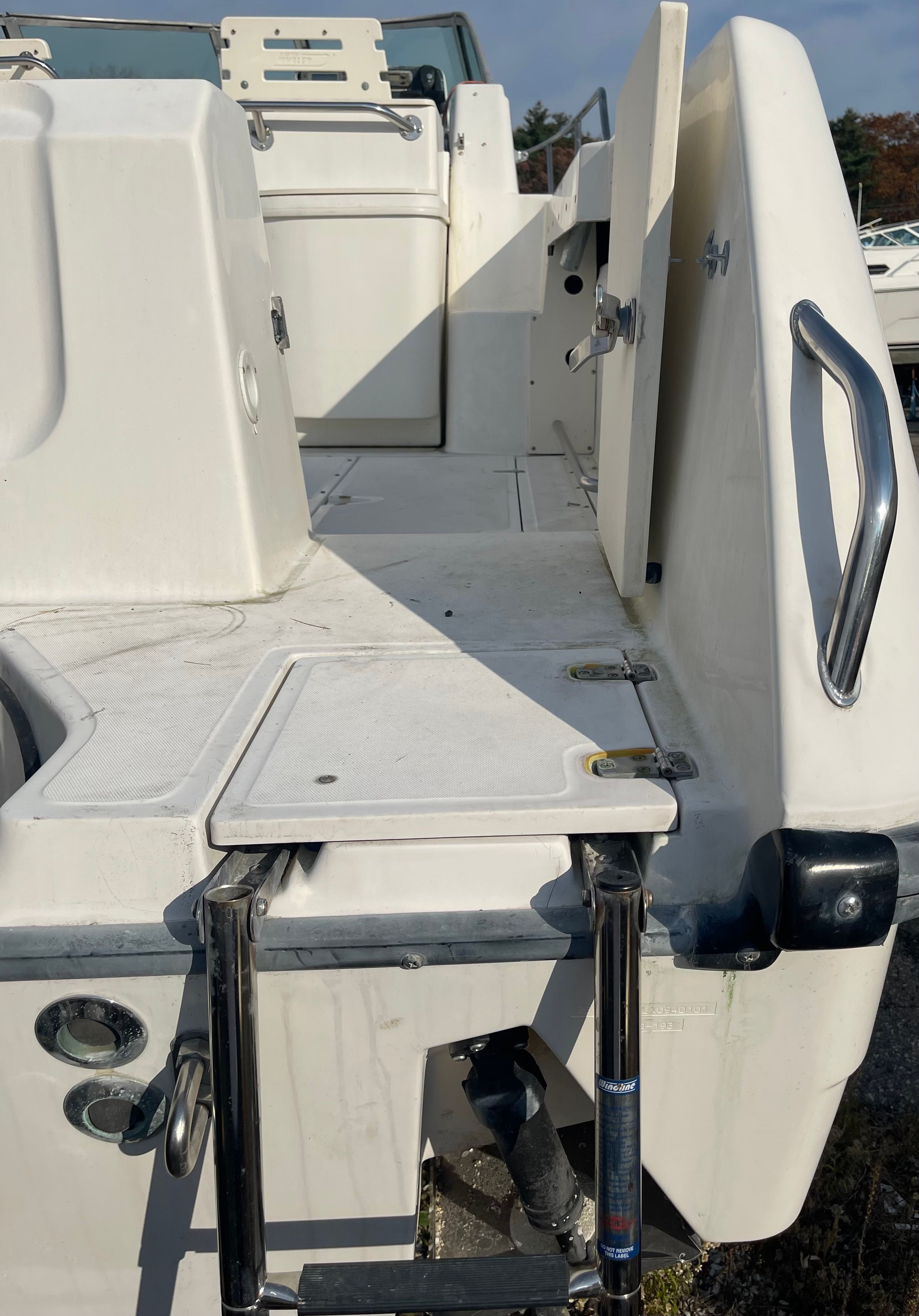 2001 Boston Whaler 26 Conquest boat with swim ladder.