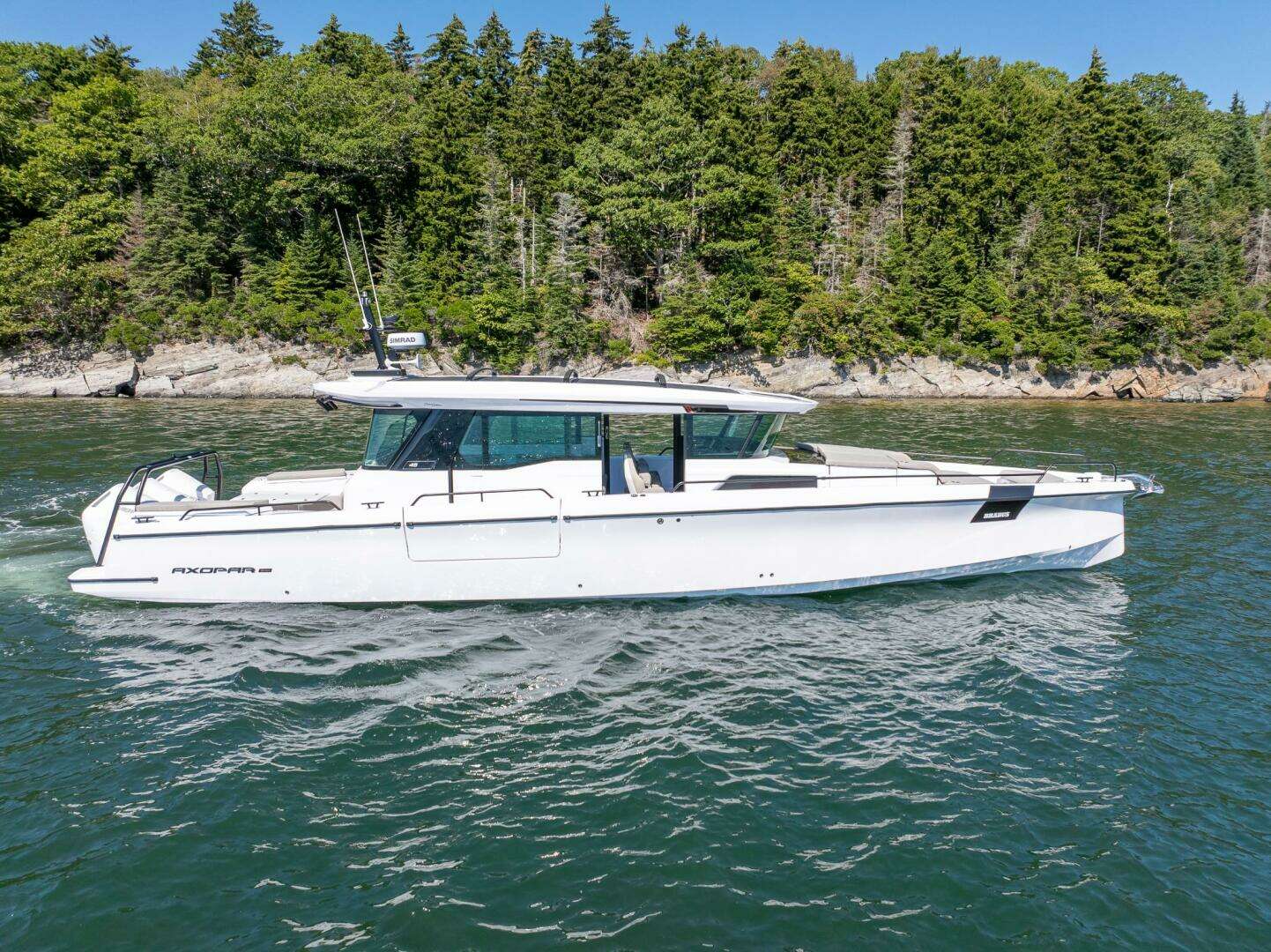 2025 Axopar Cross Cabin - Image 5
