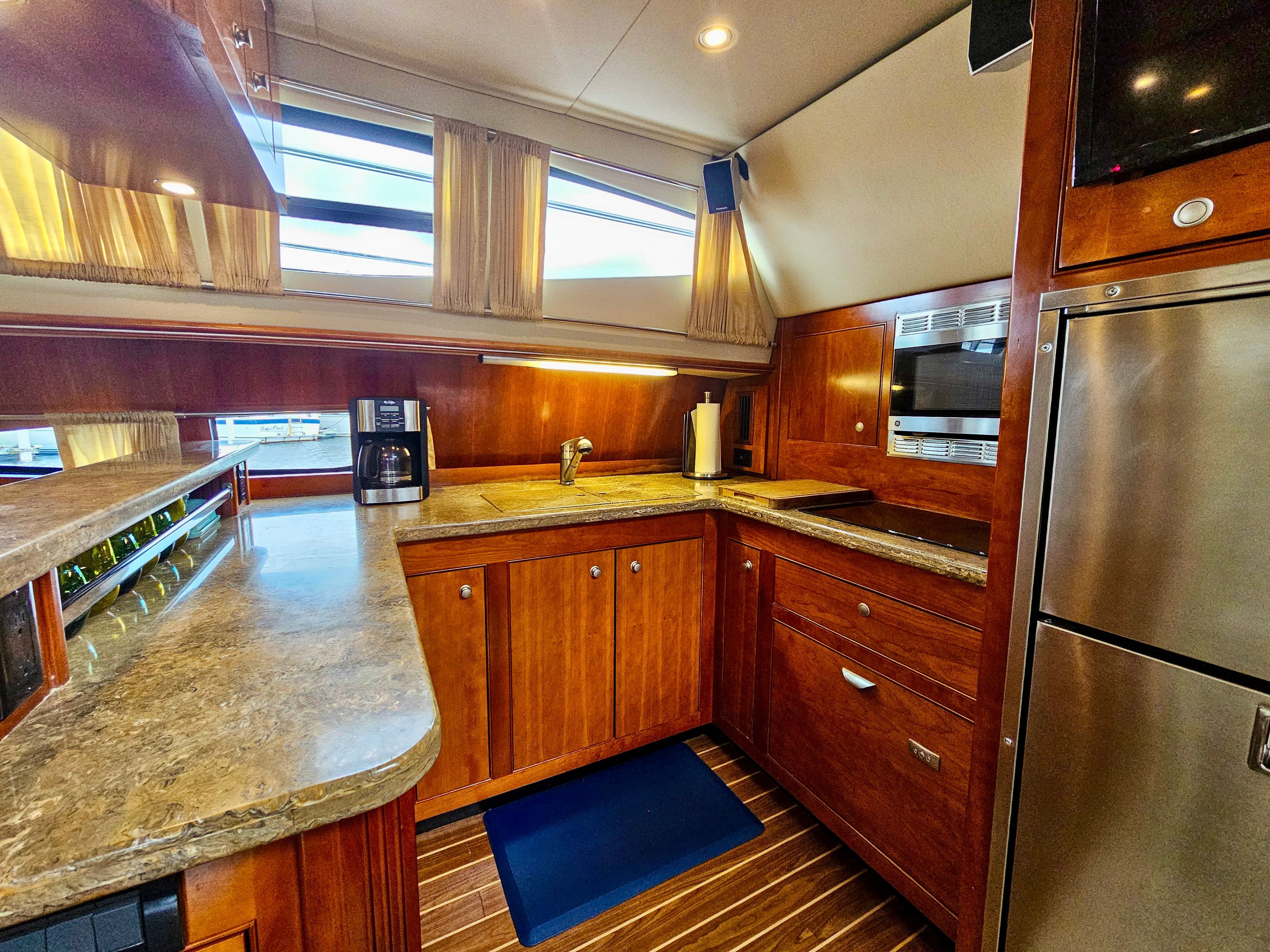 2008 Cruisers Yachts 455 Express Motoryacht - 14