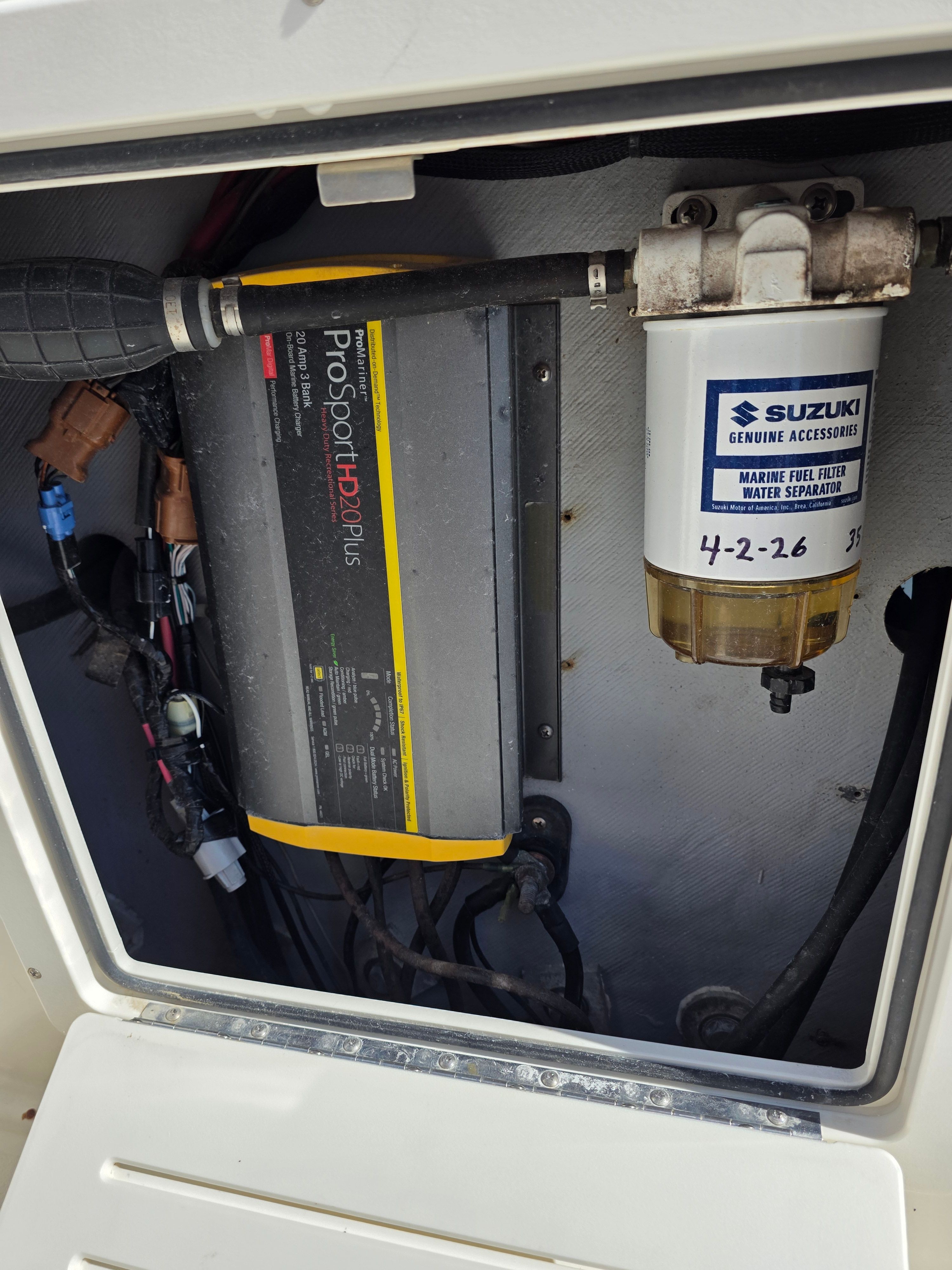 Interior of 1987 Mako 248 WAC with ProSport H2O Plus and Suzuki filter.