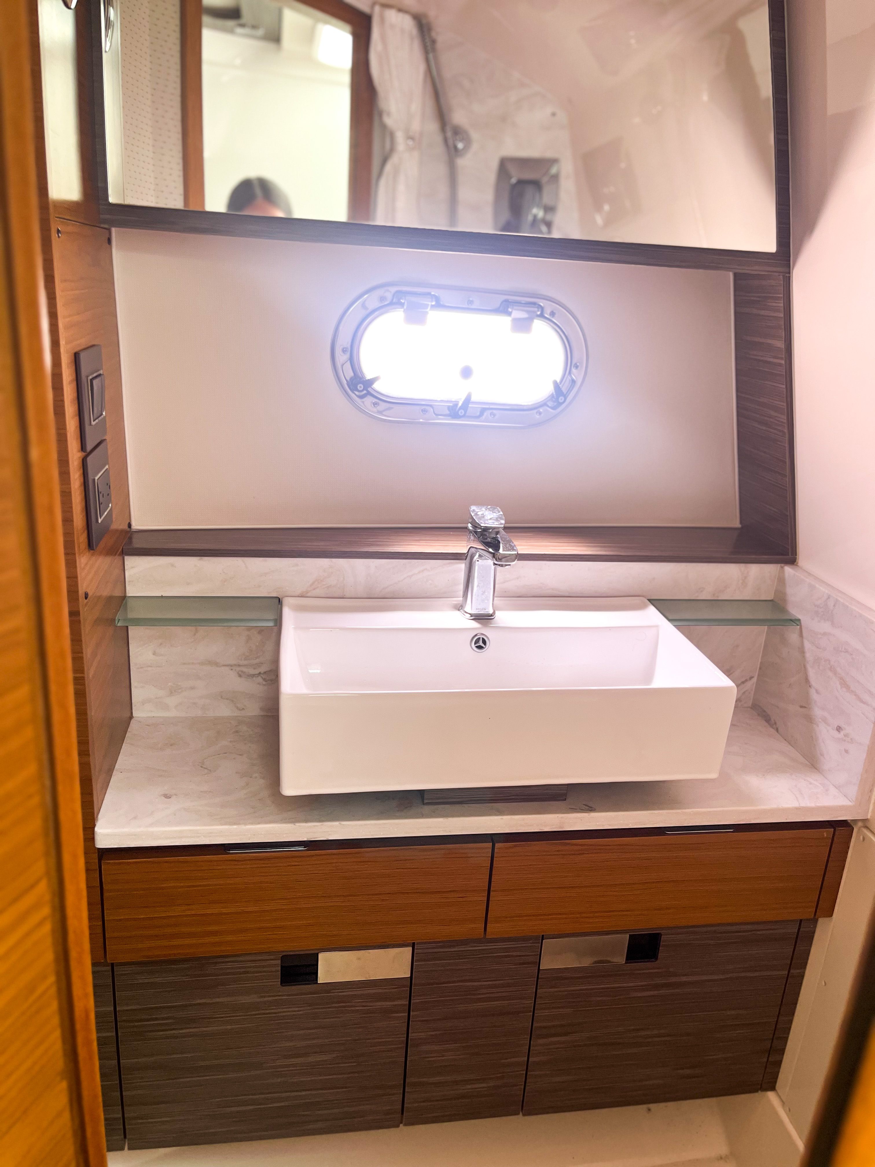 2019 TIARA YACHTS 38 LS - Image 22