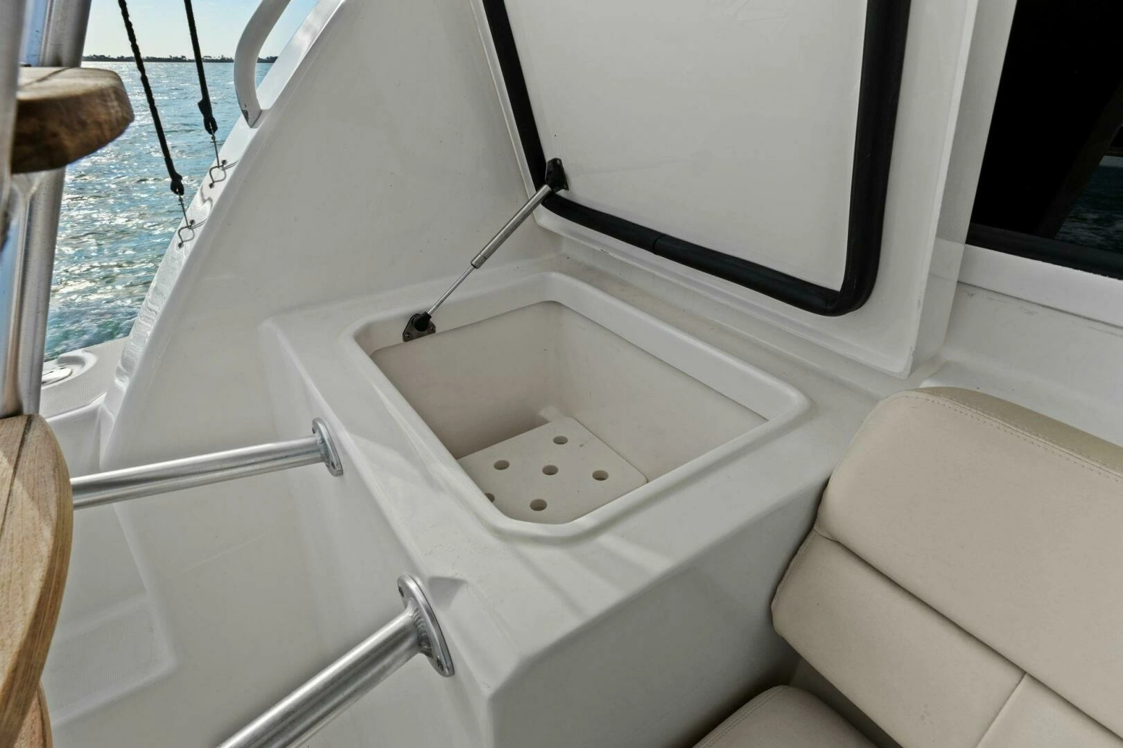 2013 Tiara Yachts 3900 Convertible - Image 43