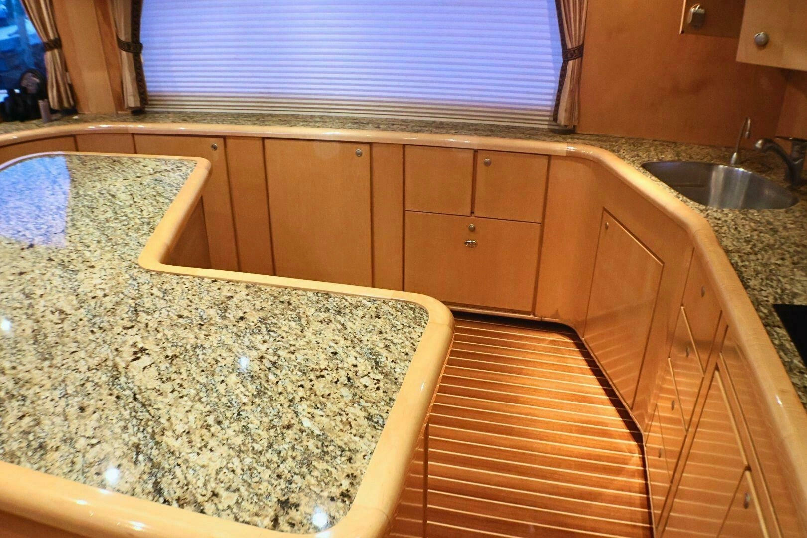 2001 Donzi 73 Sport Yacht - Image 14