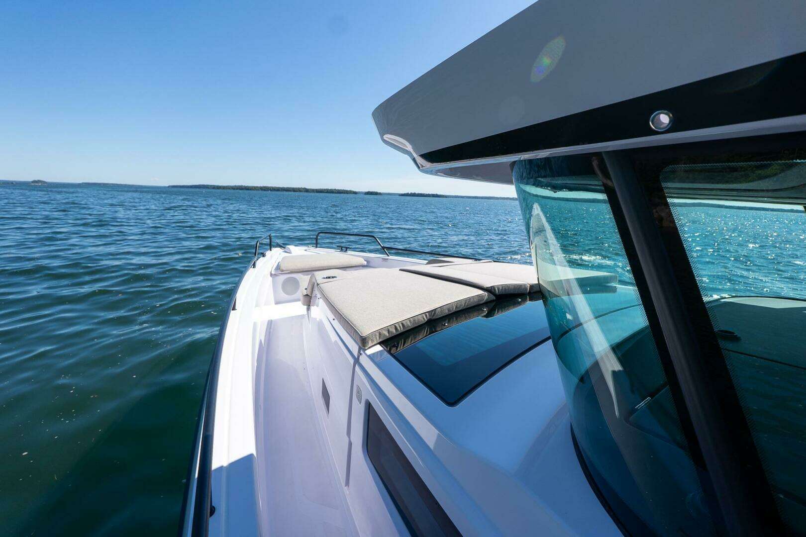 2025 Axopar Cross Cabin - Image 11