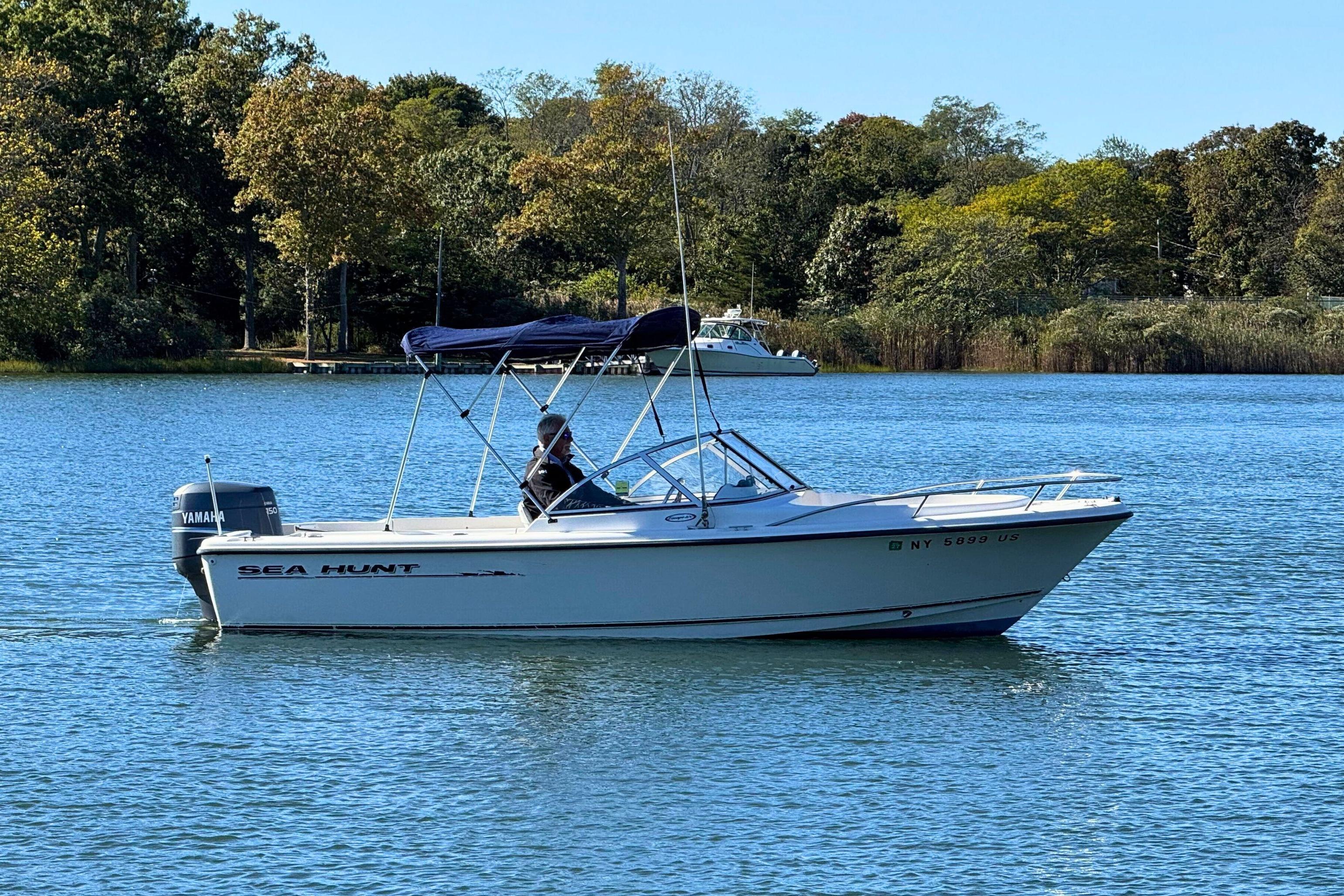2002 Sea Hunt Escape 200