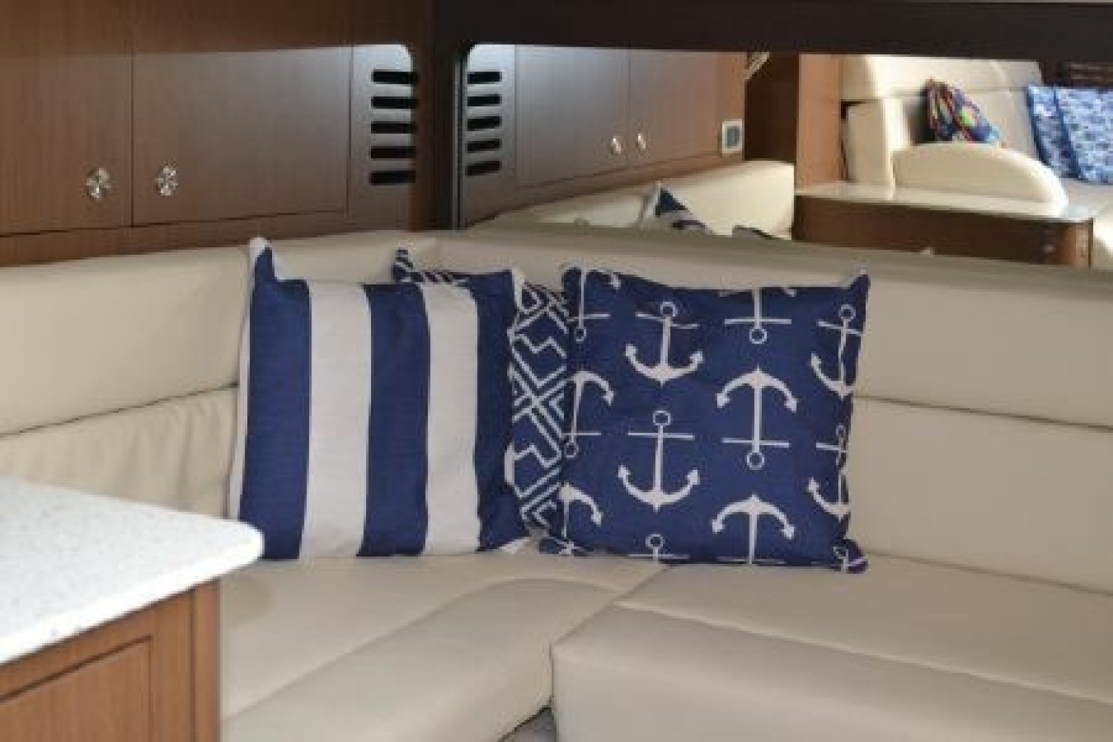 2017 Sea Ray Sundancer 370 - Image 23