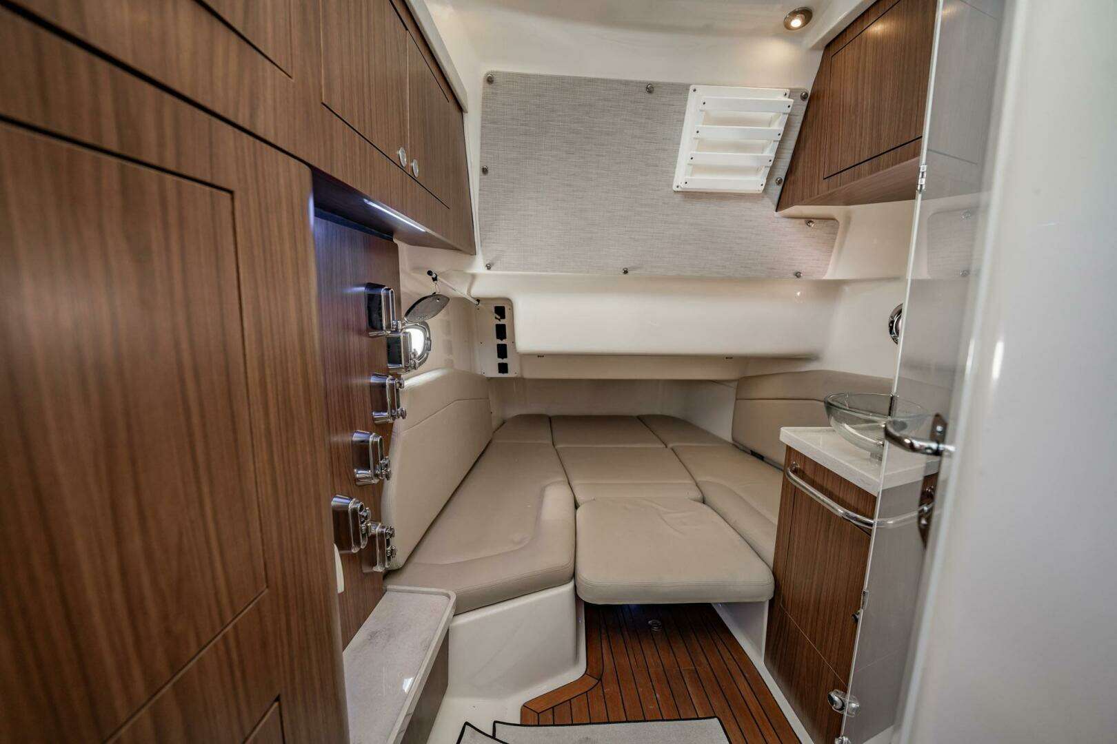 2018 Boston Whaler 380 Outrage - Image 17
