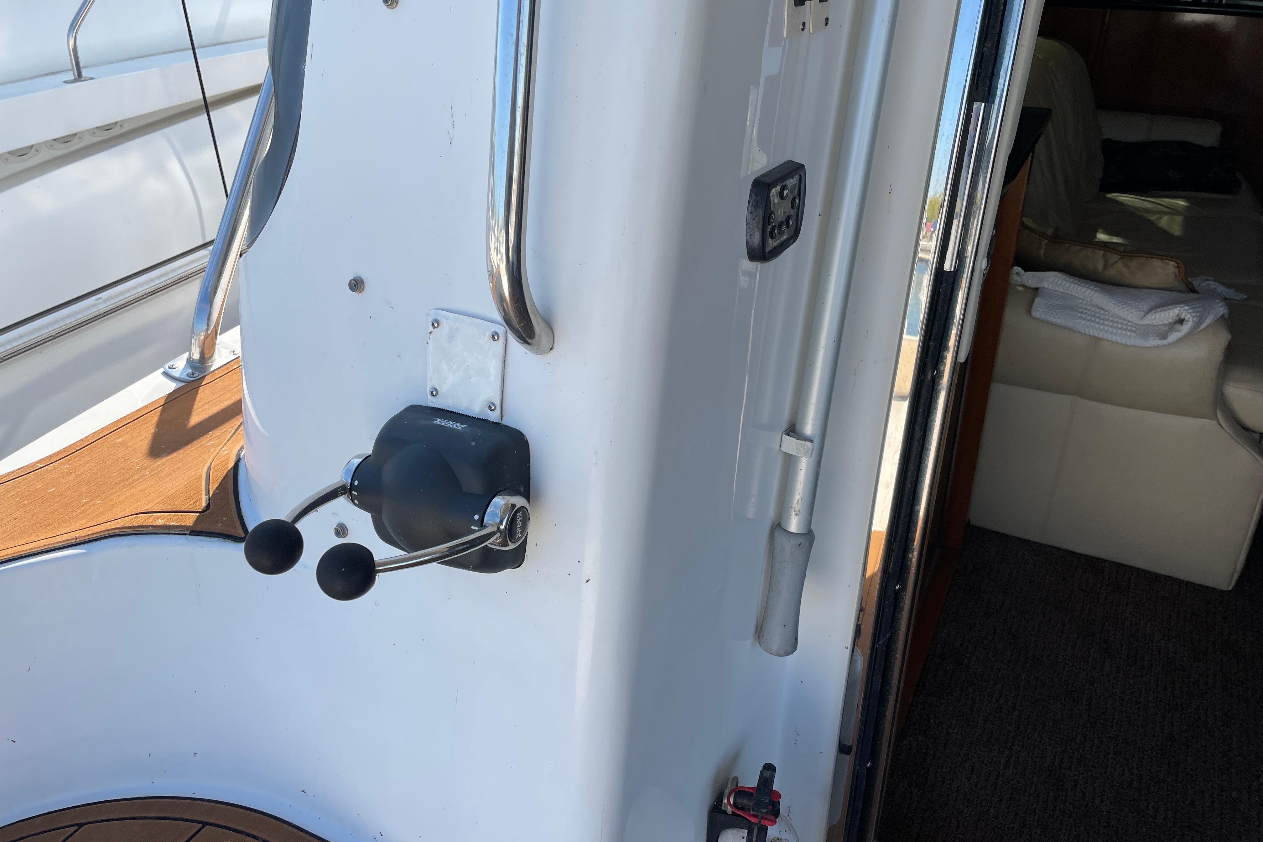 2002 Carver 570 Voyager Pilothouse interior with control lever and seating area.