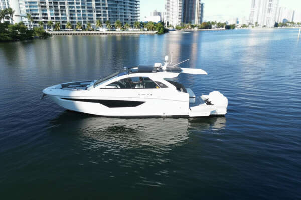2021 Cruisers Yachts