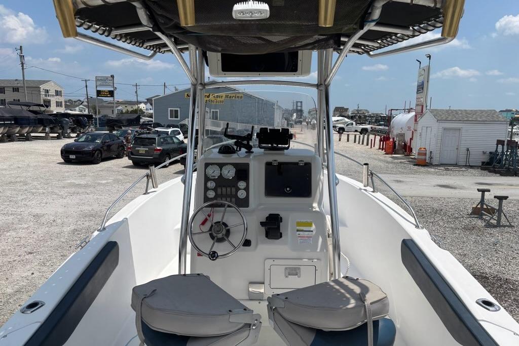 2002 Seaswirl Striper 2101 Center Console boat at marina, interior view.