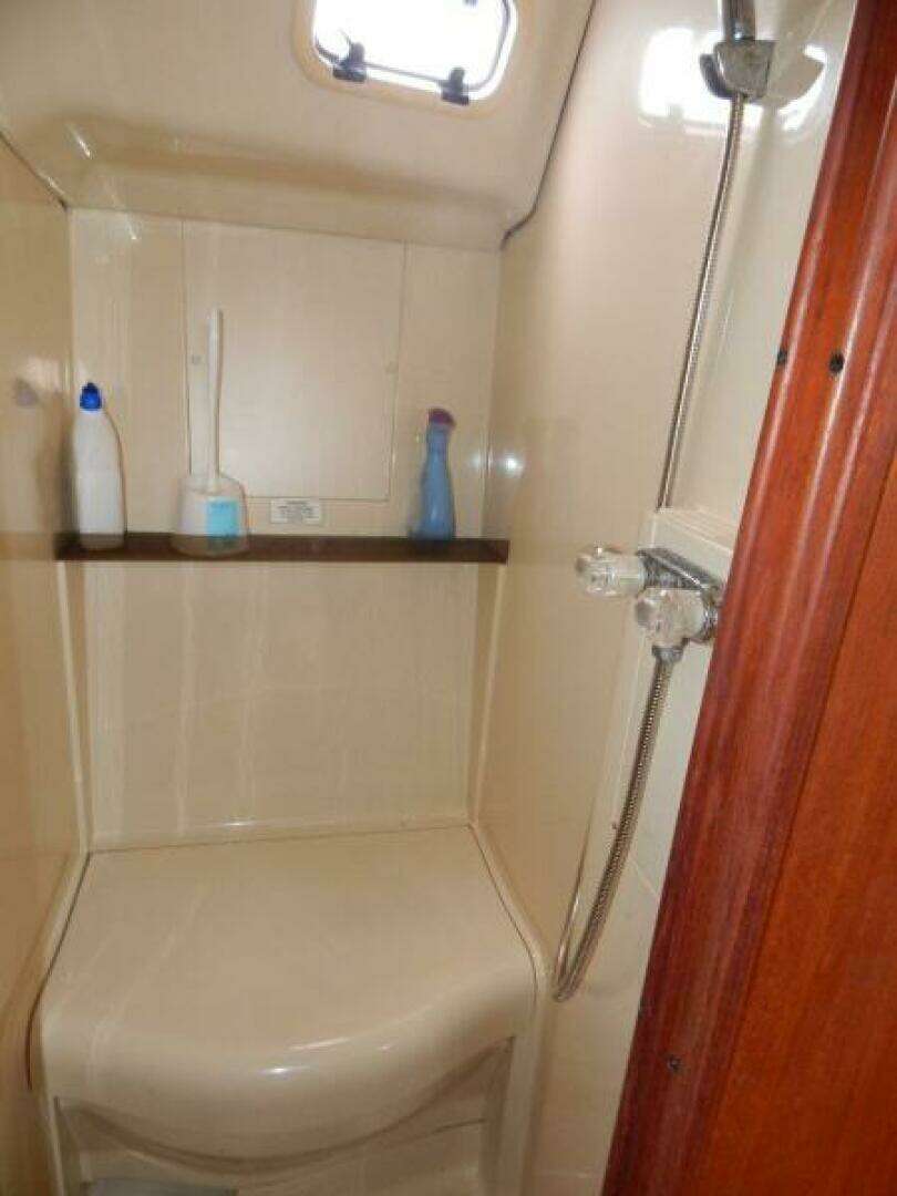 1992 Hunter 33.5 - Image 11