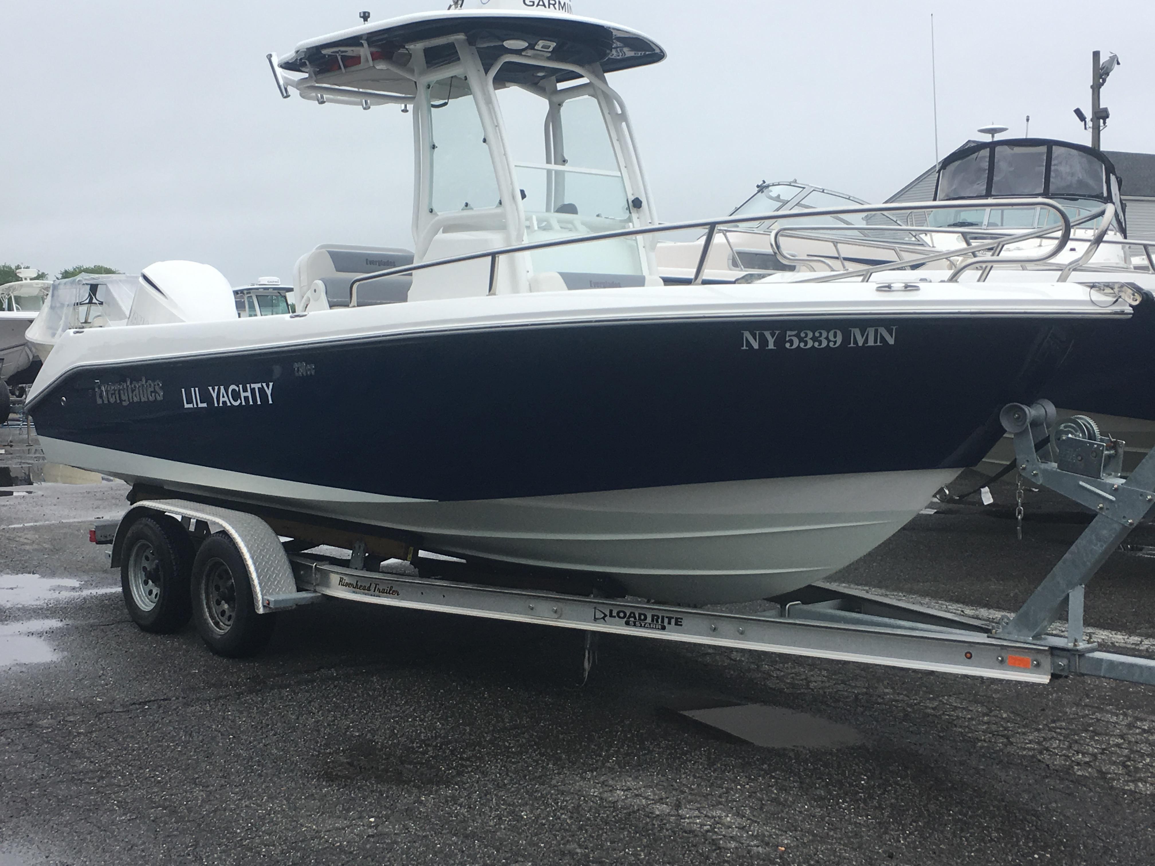 2018 Everglades 230 Center Console