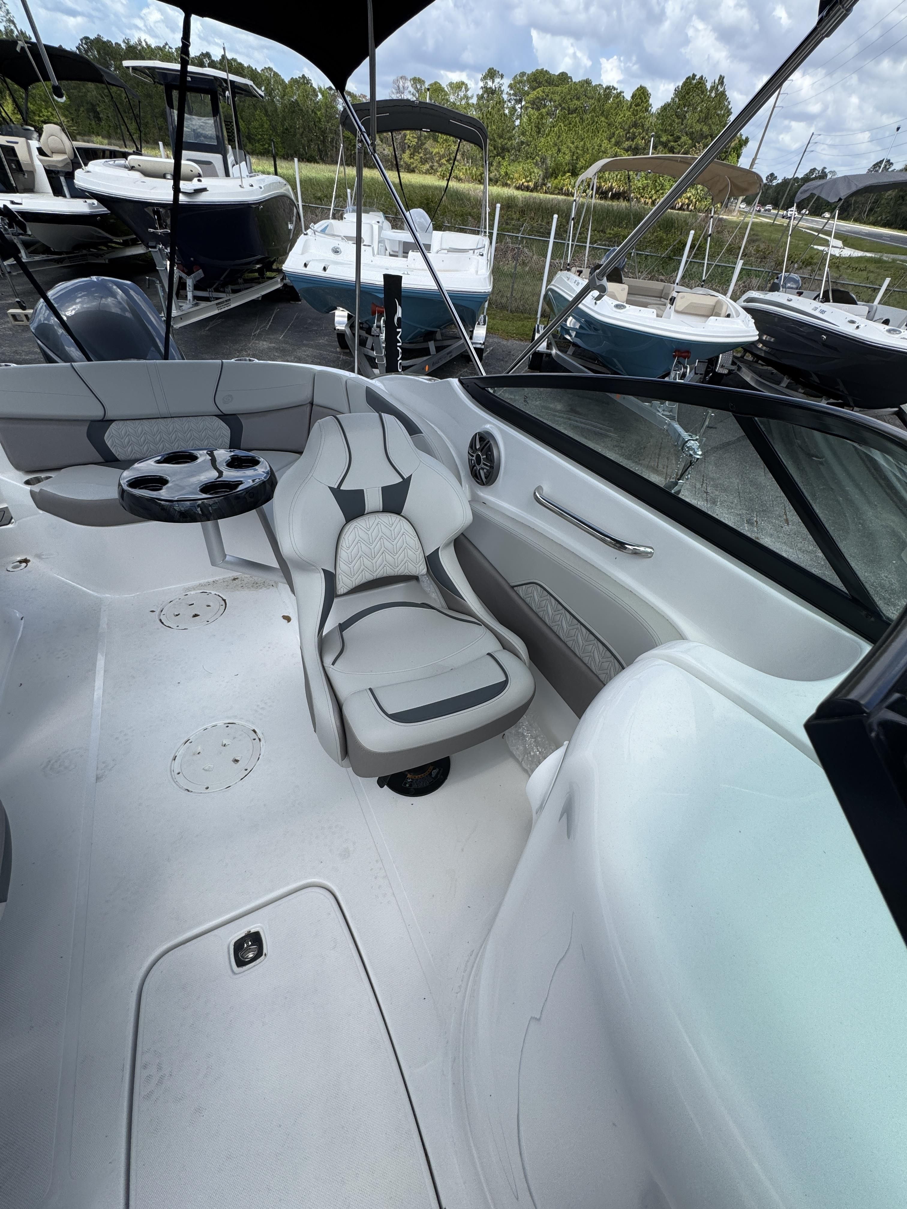 2026 Hurricane SunDeck 2400 OB - 22