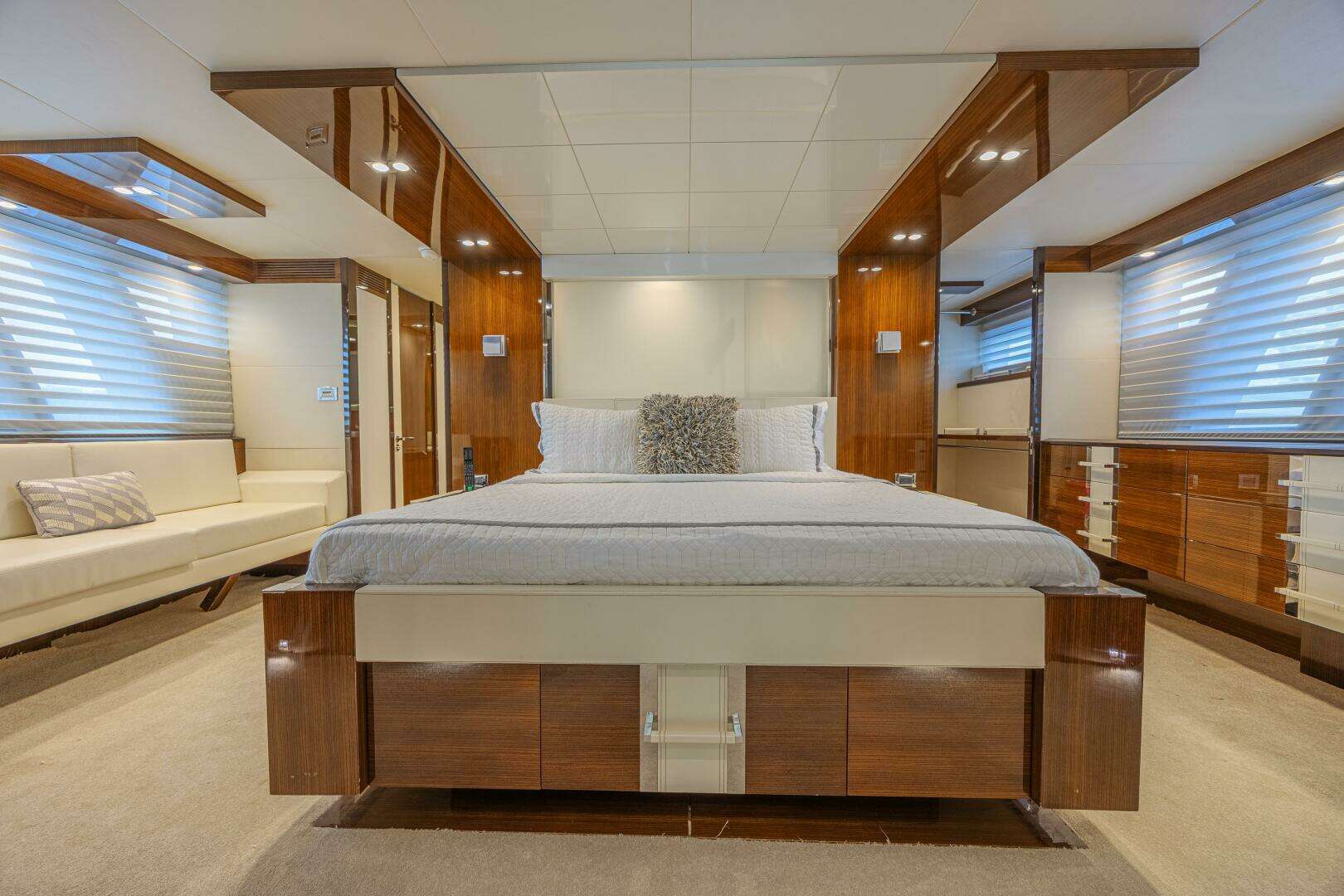 2010 Lazzara Yachts LSX 92 - Image 47