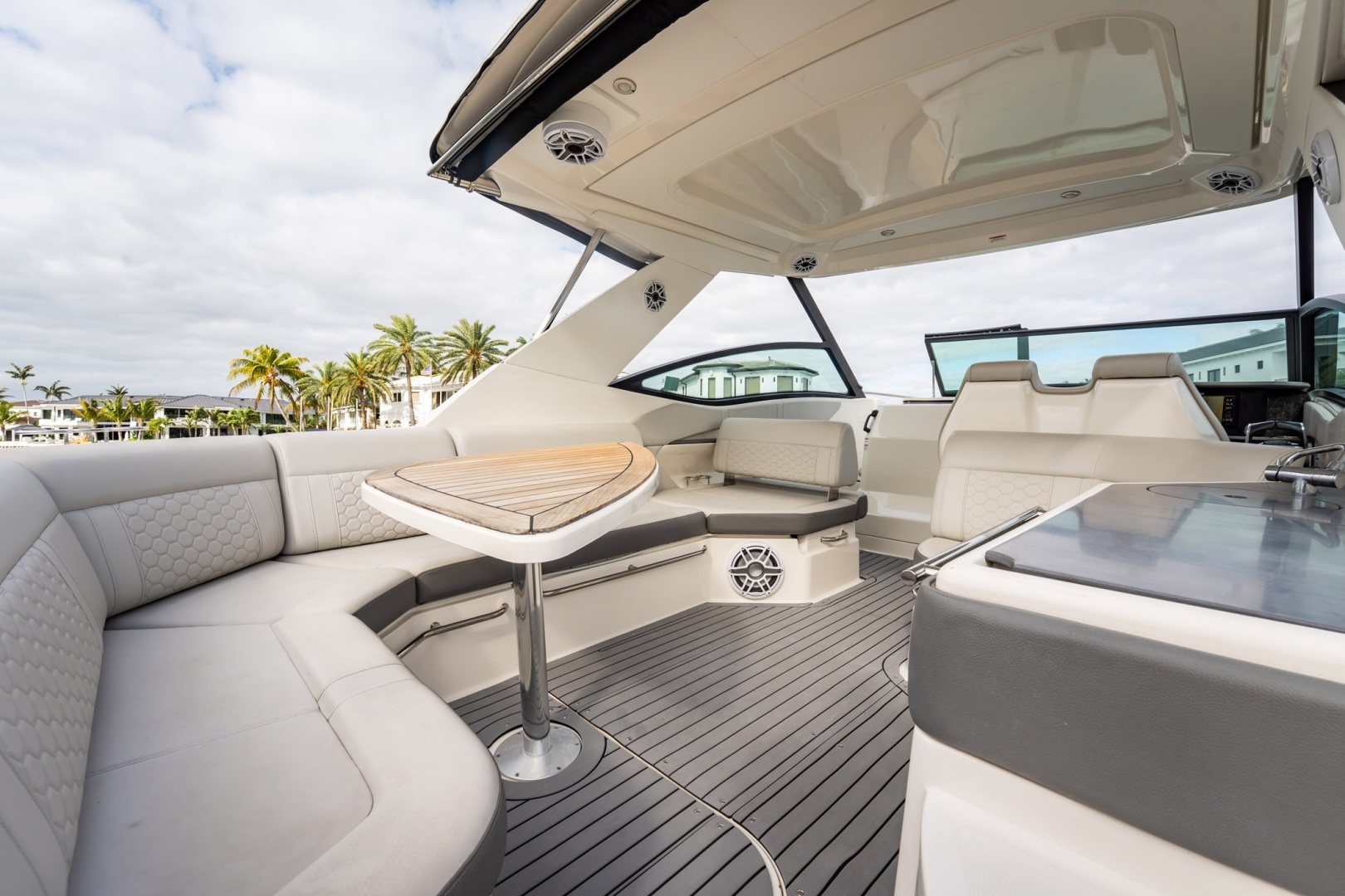 2021 Sea Ray Sundancer 320 Outboard - Image 12