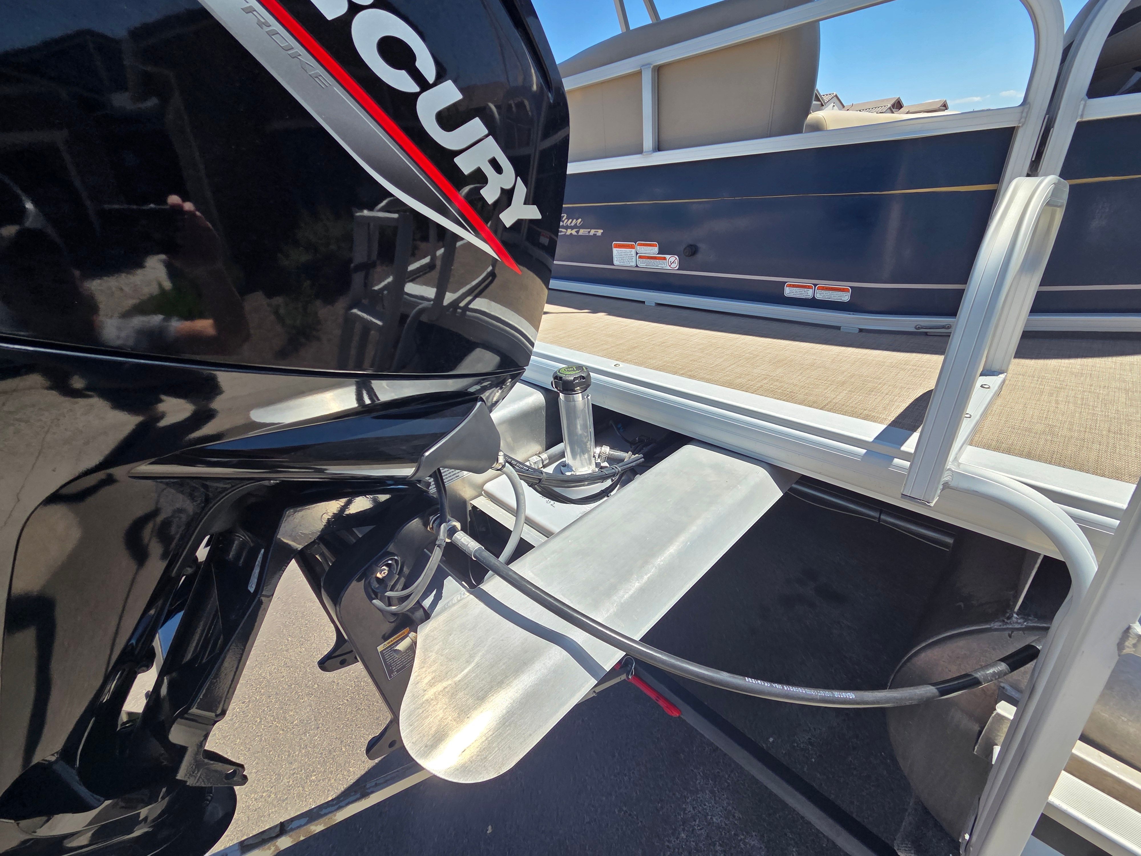 2020 Sun Tracker 18 Party Barge - 5