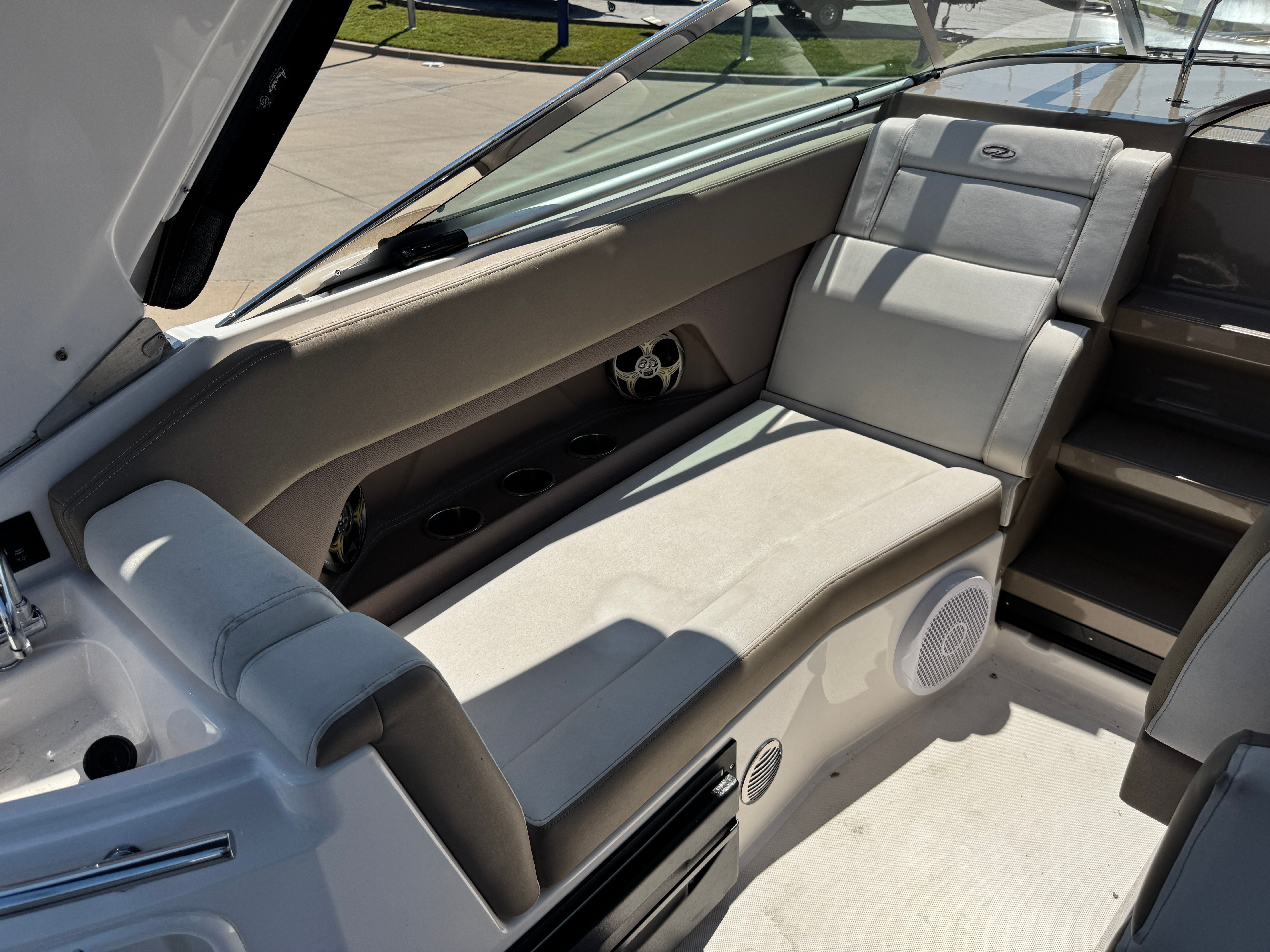 2016 REGAL 28 EXPRESS - Image 13