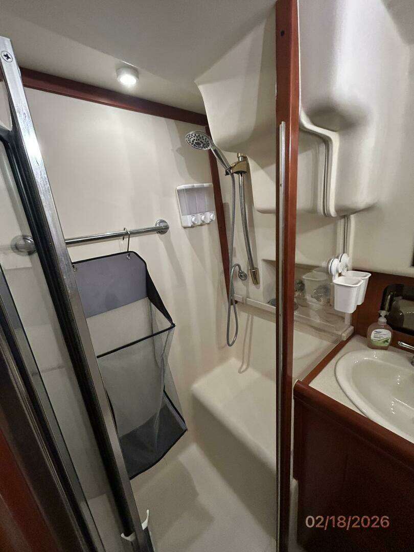 2004 Mainship 430 - Image 61