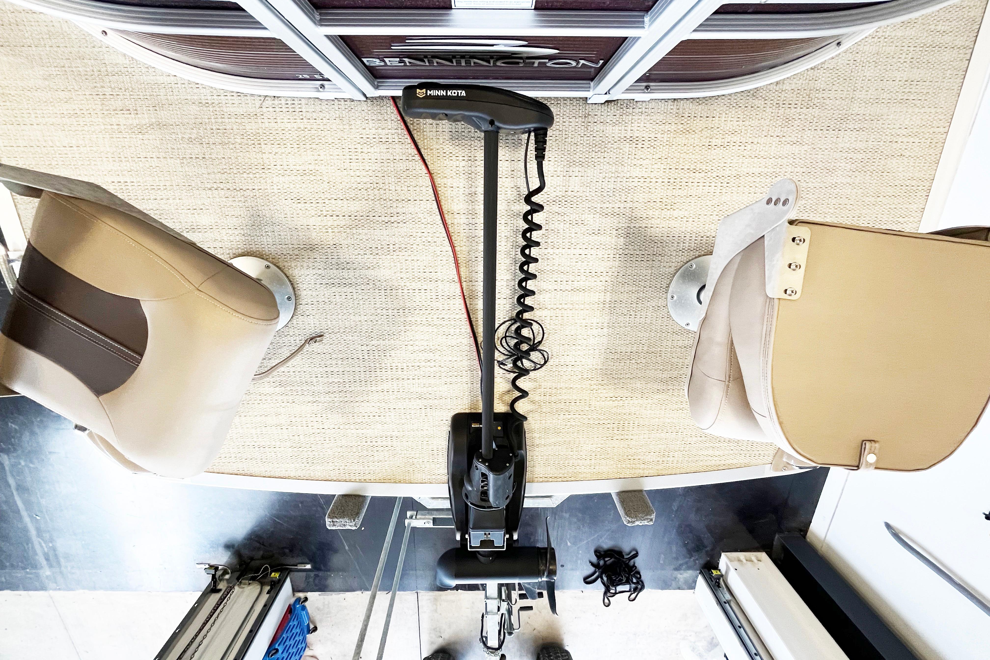 Overhead view of 2020 Bennington SX25 boat interior with Minn Kota trolling motor.
