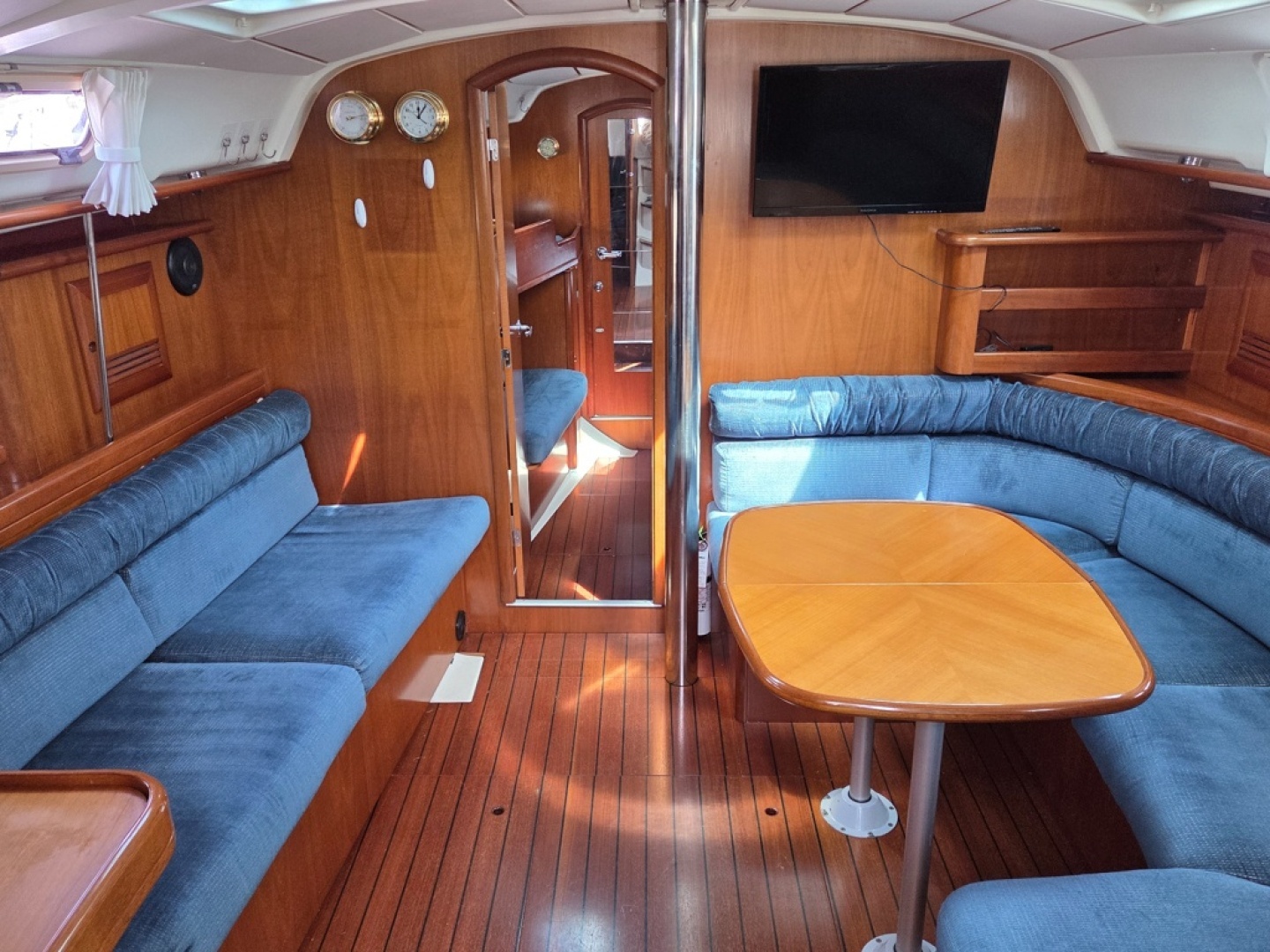 2000 Beneteau Oceanis 411 - Image 2