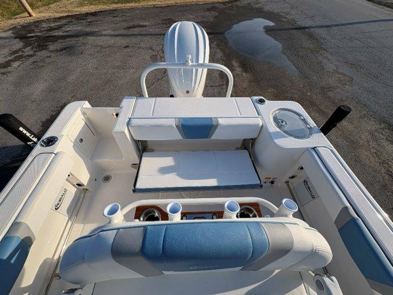 2026 Robalo R230 Center Console - 25