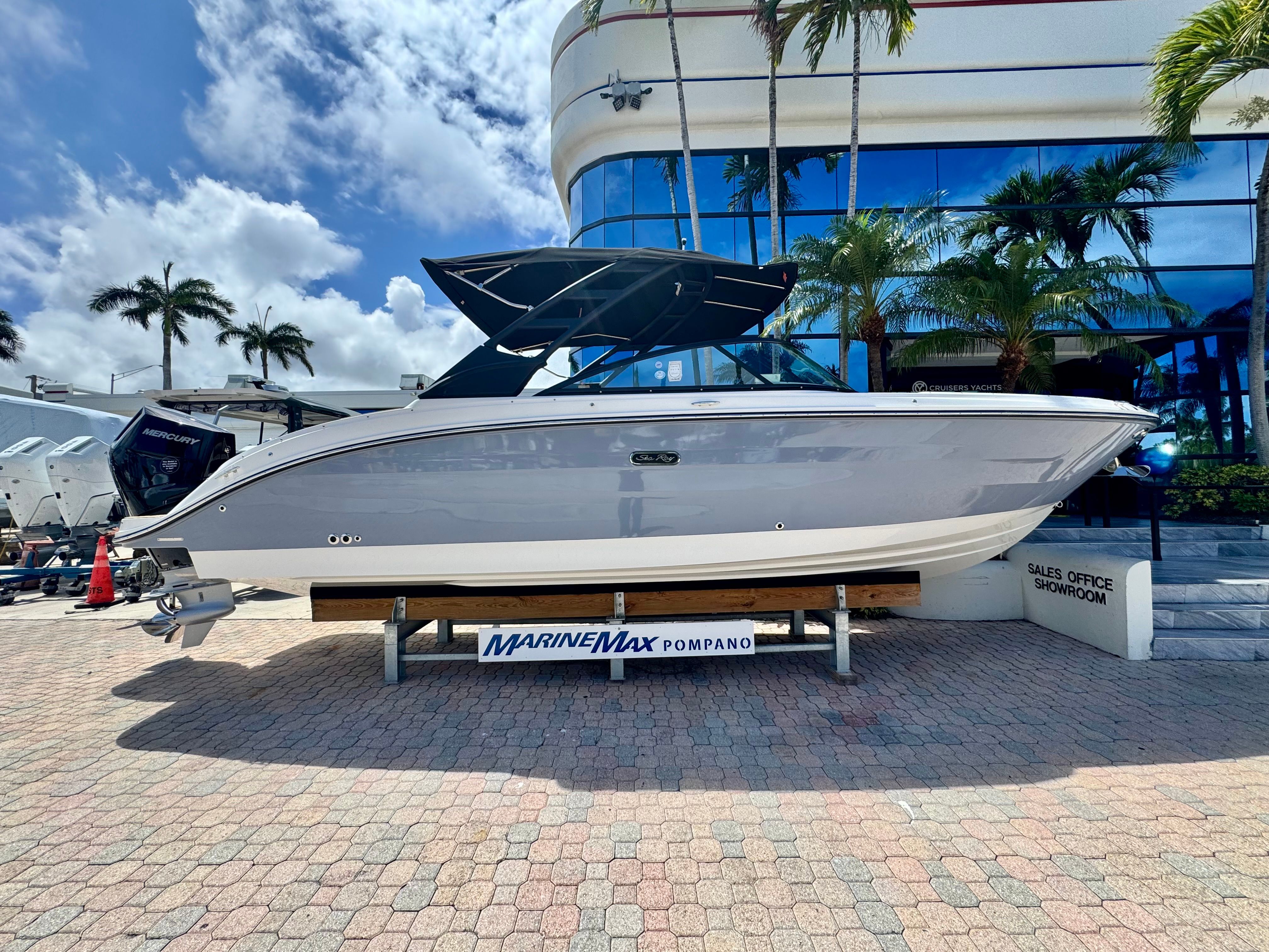 2026 Sea Ray SDX 270 Outboard