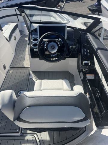 2025 Yamaha Boats 275SE - 18
