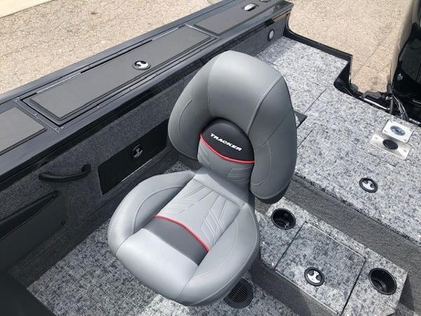 2025 Tracker Targa V18 Combo boat seat with gray upholstery and red accents.