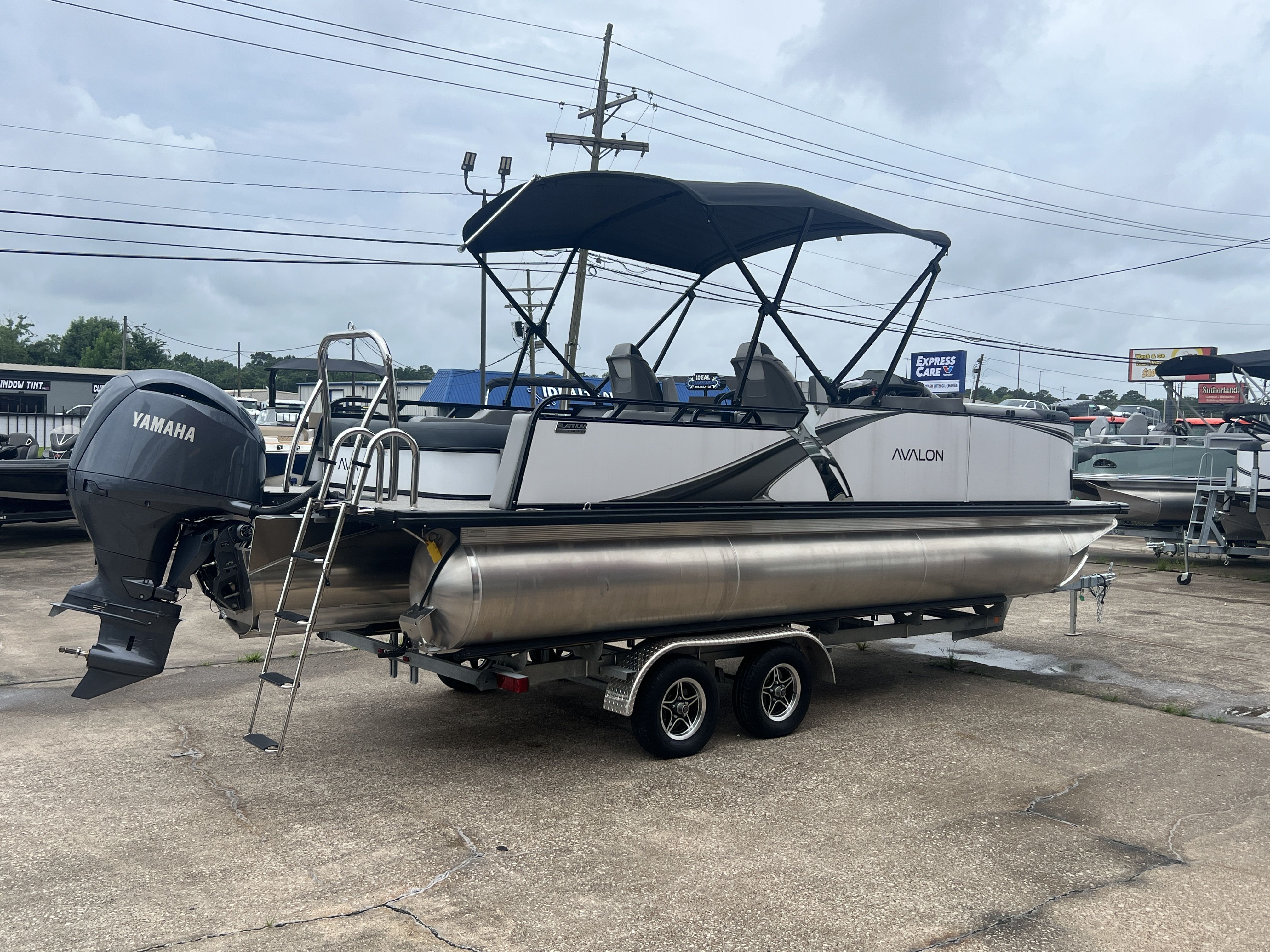 2025 Avalon LSZ Versatile Rear Bench - 23' - 7