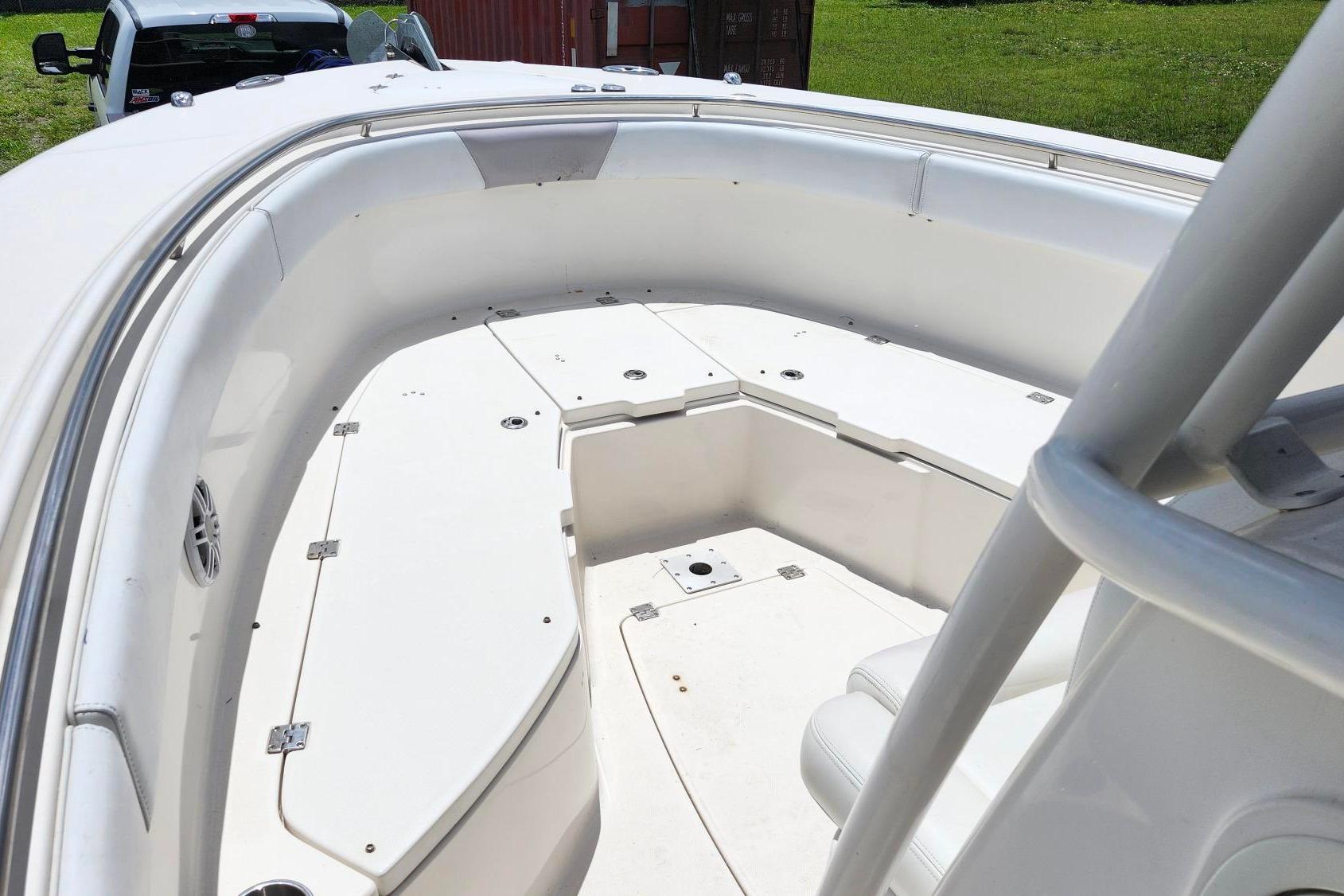 2015 Robalo R300 Center Console boat deck, spacious and well-maintained.