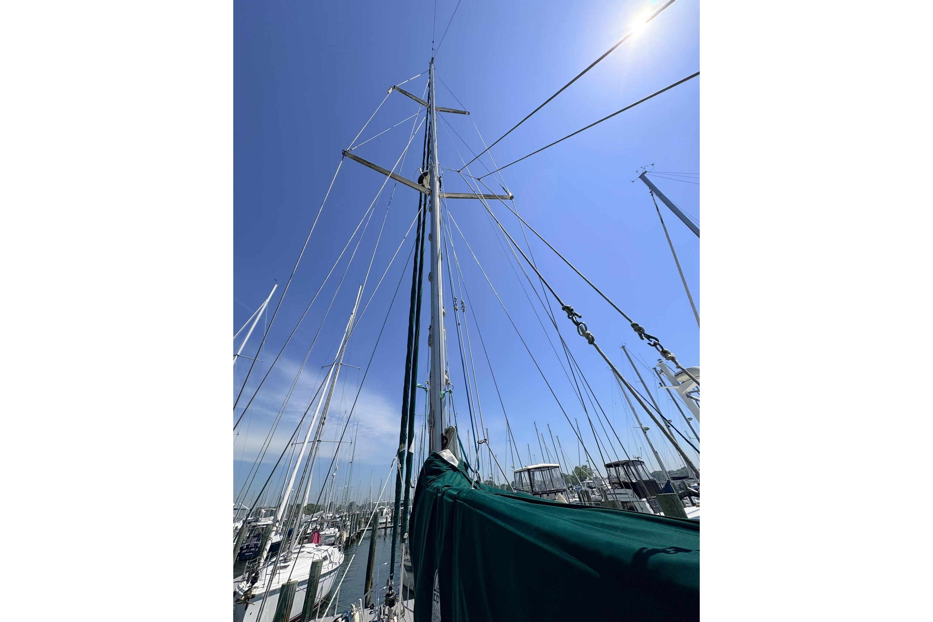 Sailboat mast and rigging of 2009 Caliber 40LRC SE under clear blue sky.