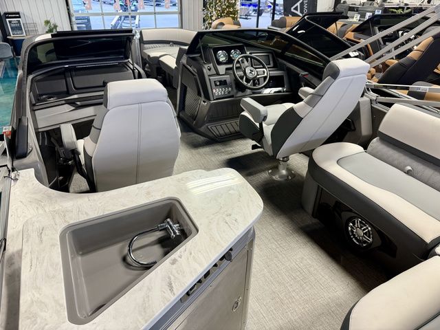 2026 Tahoe Cascade - 2585 Elite Windshield - 5