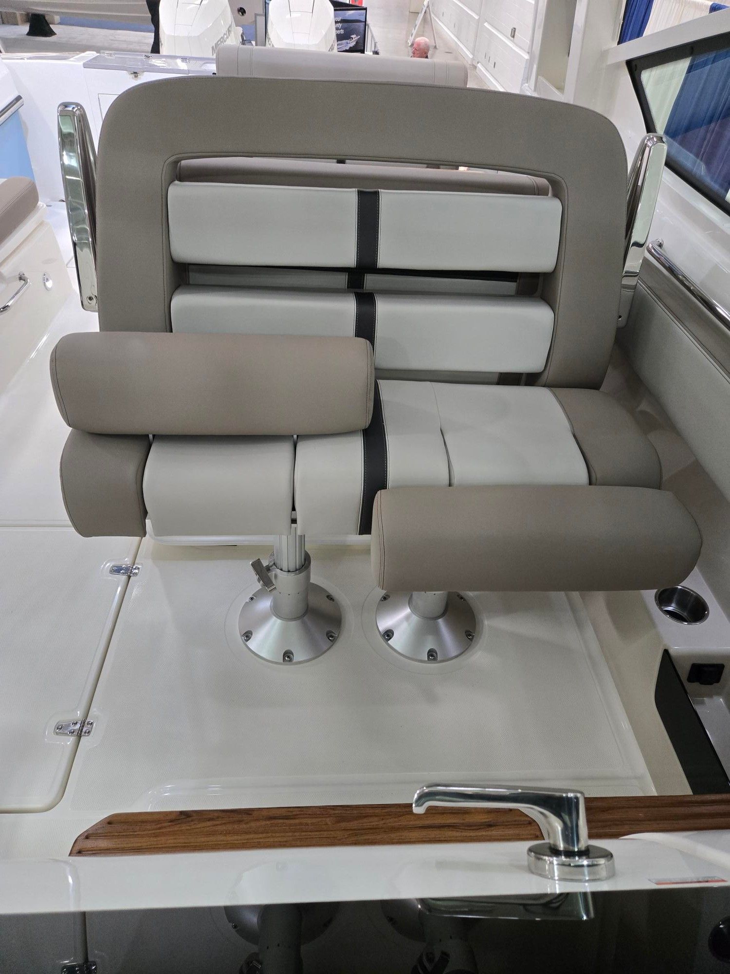 2026 Boston Whaler 330 Vantage - 18