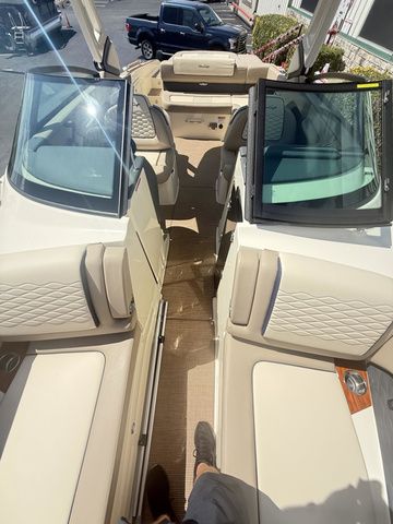 2026 Chris-Craft Bowrider Sportster WALKTHROUGH WINDSHIELD LUXURY B - 72