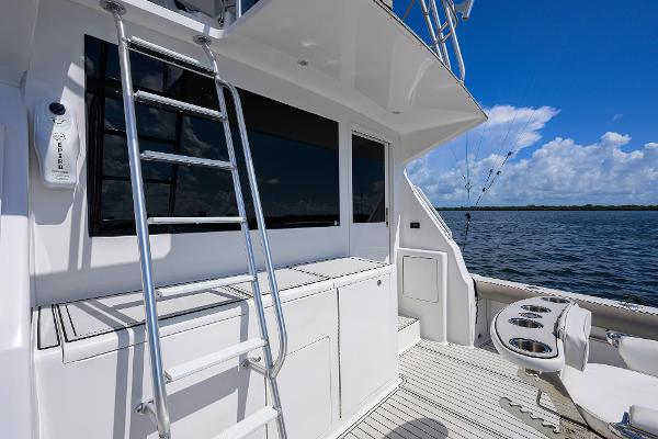 Viking 50 Convertible 2000 yacht deck with ladder, ocean view, and fishing rod holders.