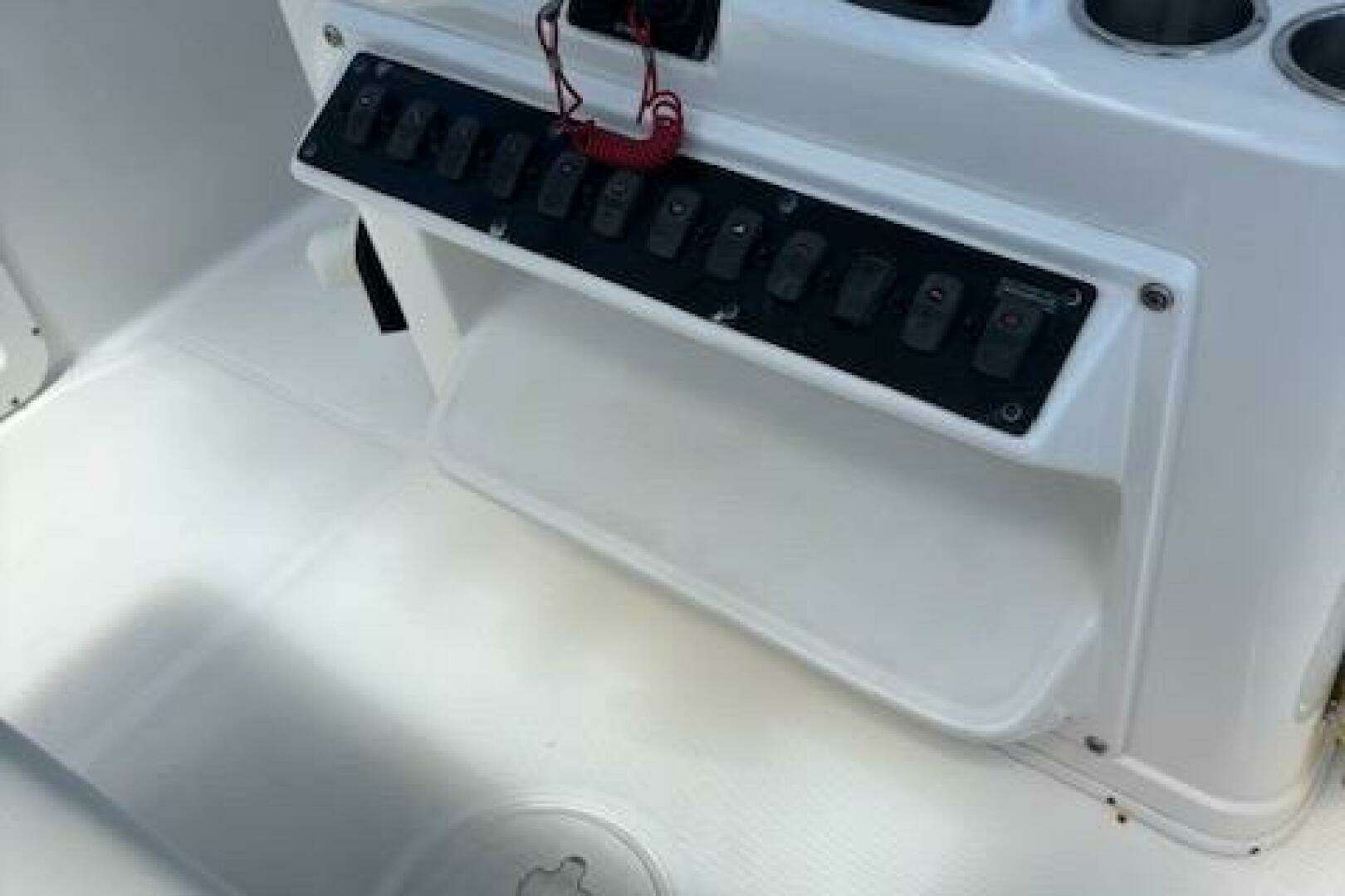 2018 Century 2600 Center Console - Image 7